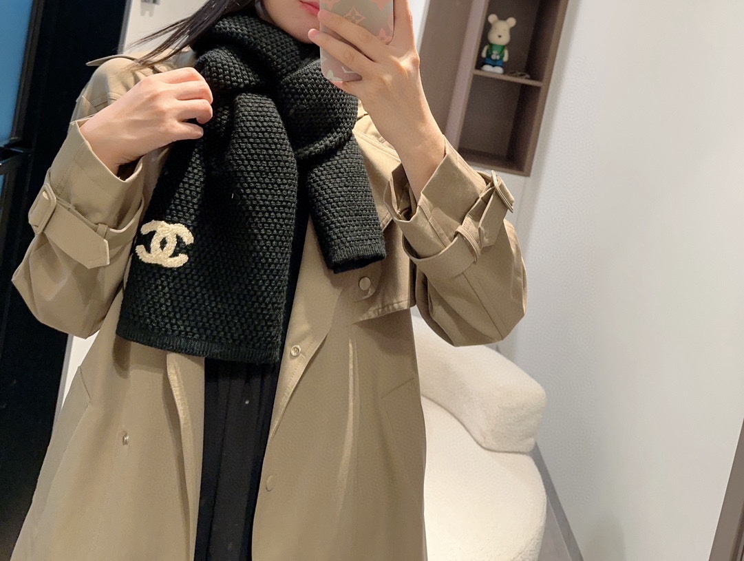 NO:186620,Xiaoxiang new style, double C letter knitted striped long scarf, cashmere knitted long scarf, beautiful [Tear] The imperial palace-level top-quality new style is on sale, imported pure cashmere fashionable three-dimensional jacquard knitted wool is extremely beautiful, really, the upper body is extremely skin-staining, versatile, look at it yourself if you look good or not, the first choice is the best scarf for gifts, the high-end version scarf19860909小香新款 双C字母针织条纹长巾 羊绒针织长巾美翻了[流泪]御用殿堂级极品新款在售 进口纯羊绒时尚立体提花针织毛线美丽至极 真的 上身极为衬肤色 百搭 好看不好看自己看吧 精选纯羊绒,送礼首选佳品高版本围巾,高版本围巾,scarf