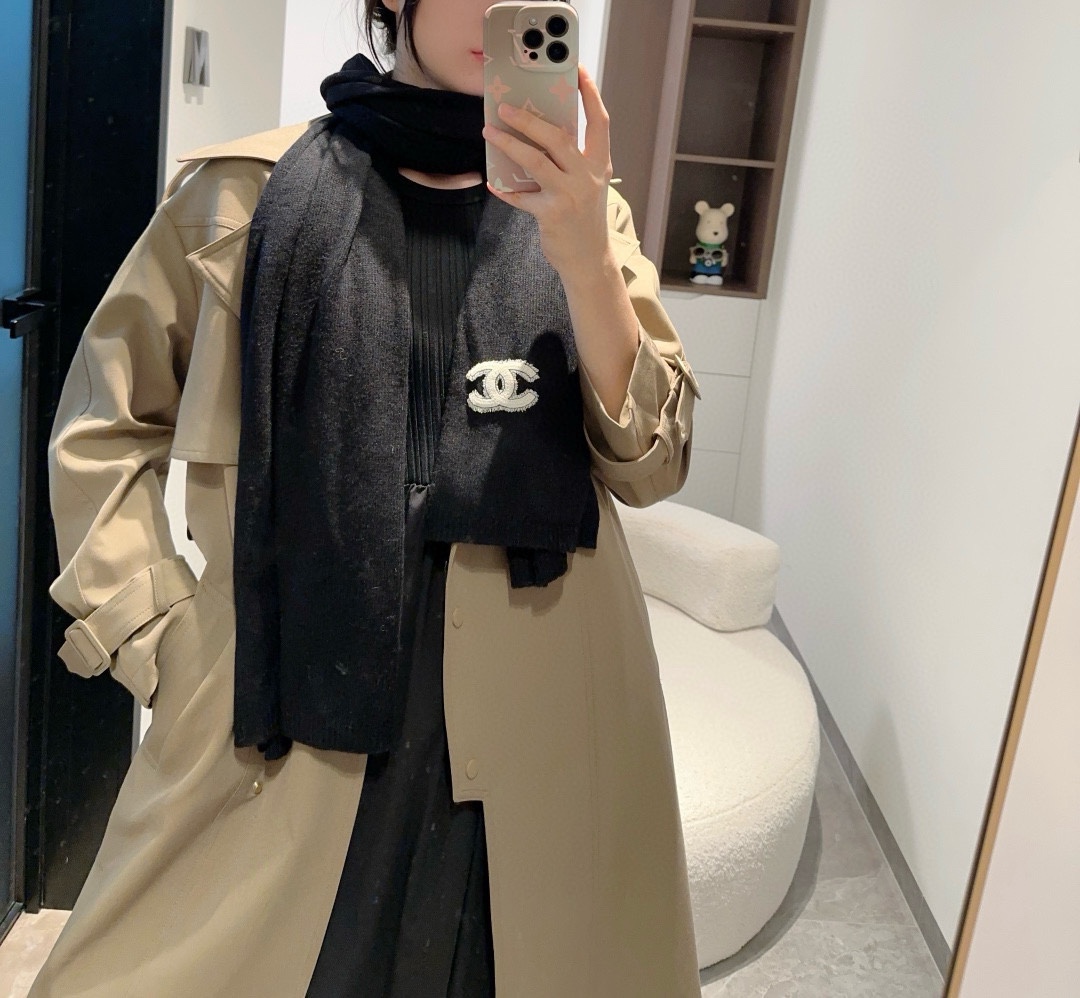 NO:186625,Highly recommended!  !  !  Good texture, Chanel's cashmere scarf is a recommended style for Chanel~ very rare!  !  The biggest feeling of this scarf is: it is super soft and comfortable, it is really soft and airy and fluffy!  !  !  The best Nepalese cashmere, the real luxury specifications!  That unique texture is really beautiful. The quantity is limited. It is not guaranteed to be available at any time. As long as the economy allows, the solid color model of Chanel is really unique and exquisite. You get what you pay for. The factory said that this model will not be placed again. The customer provides yarn, dyes, and sets the color. It will take half a year to toss and turns!  There are only one batch this year, and there are not many pieces. For cashmere like this, there are only one batch a year. Fabrics and other things must be half a year in advance. You can’t wait to be crazy or picky, and you’re crazy and elegant!  Whoever surrounds him has temperament!  !  I really hope everyone will not miss this style. Specifications are 70200cm top cashmere. High-version scarf, high-version scarf, chanel, chanel19860909强烈重磅推荐！！！质感好货,怒吼福利推荐款Chanel主打的羊绒围巾~非常难得！！这个围巾最大的感触就是:超级无敌无敌无敌的柔软舒服,真的前所未有的柔软并且很有空气蓬松感！！！极品尼泊尔羊绒,真正的奢侈品规格！那种特有的质感真的太美了数量有限,不保证随时有货~只要经济允许,任意收香奈儿的纯色款真的非常独特和考究,一分钱一分货,工厂说了这款不会再下单,客方提供纱线,再染色,再定色,翻来覆去要半年了！今年就这一批,没有多少条,象这种羊绒的,一年就一批,面料什么的必须得提前半年,根本就等不起狂不挑人,狂气质！谁围谁有气质！！真的希望大家不要错过这样的款式.规格70200cm顶级羊绒.高版本围巾,高版本围巾,chanel,chanel,scarf