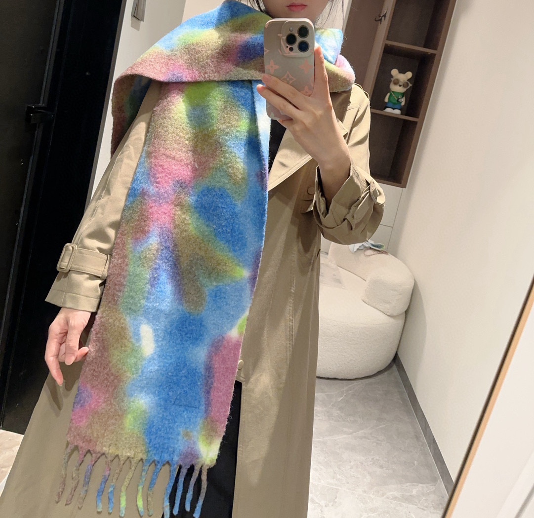 NO:186632,【Loewe’s super beautiful new tie-dye mohair scarf!  Super recommended to buy!  】Good texture!  The mohair scarf that Luo Yiwei mainly features~it is said to be very difficult to buy!  !  I've played the version many times!  Finally shipped, closest to the original version. The pressure-free workmanship in and out of the counter is very exquisite and heavy, and our price is really worth it!  The biggest feeling of this scarf is: it is super soft and comfortable, and it has a very airy and fluffy feeling!  !  !  The unique texture of the special craftsmanship of mohair is really beautiful!  The quantity is limited, and there is no guarantee that it will be available at any time. As long as the economy allows, you can collect it at will!  !  A crazy and not picky, a crazy temperament!  Whoever surrounds him has temperament!  !  I really hope everyone doesn’t miss this style. 23*185225g50 mohair 48 wool 2 nylon high-version scarf, high-version scarf, loewe, loewe19860909【Loewe超美新款扎染马海毛围巾！超级推荐入手！】质感好货！罗意威主打的马海毛围巾~据说超难买哦！！打了好多次版！终于出货 最接近原版 进出专柜无压力做工非常精致,很有分量,我们的价格真的超级值！这个围巾最大的感触就是:超级柔软舒服,并且很有空气蓬松感！！！马海毛特殊工艺特有的质感真的太美了！数量有限,不保证随时有货~只要经济允许,任意收！！狂不挑人,狂气质！谁围谁有气质！！真的希望大家不要错过这样的款式. 23*185225g50马海毛 48羊毛2锦纶高版本围巾,高版本围巾,loewe,loewe,scarf