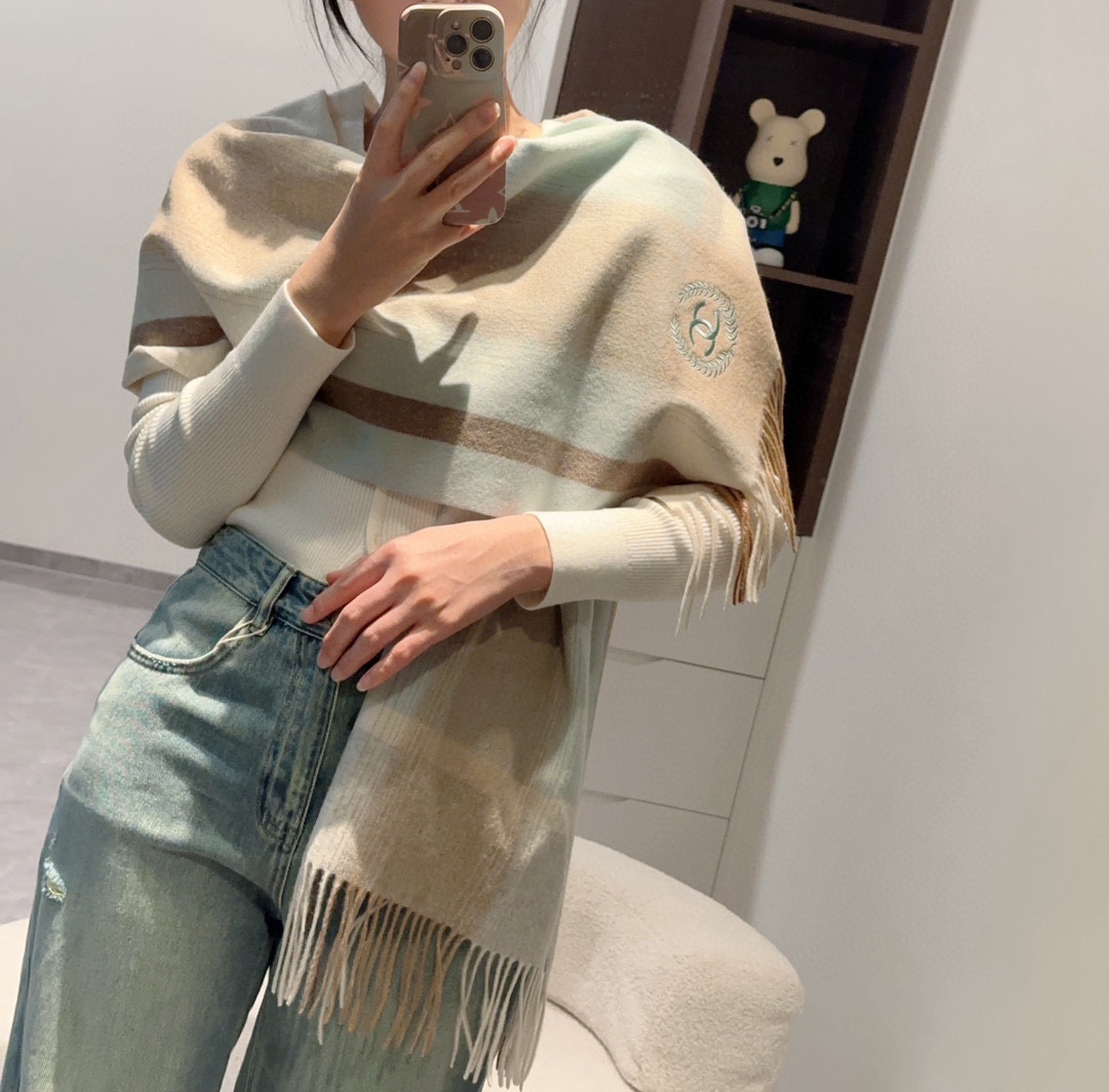 NO:186601,Chanel · Chanel's rare gentle color scheme] Highlights of high-end, comfortable and fashionable temperament, simple but not simple, full of big brands, Super Amway Grandma's soft scarf that touches the heart, the color design is combined with eye-catching hollow double C logo, the finishing touch is super beautiful, the pursuit of successful people, the color is absolutely a bit unique fairy-like, it is definitely the best choice for fairies, the color is elegant and not enchanting Size: 50*190cm cashmere high-version scarf, high-version scarf, chanel, chanel19860909Chanel · 香奈儿难得一见的温柔配色】重点推荐高级舒适时髦气质,简约却又不简单,大牌范十足,超级安利香奶奶这款触动内心的柔美围巾,颜色设计搭配抢眼的镂空双C标志,点睛之笔超有美感,成功人士的追求,色彩绝对有点独特的仙气,绝对的是仙女们的不二之选,颜色淡雅不妖娆 Size:50*190cm羊绒高版本围巾,高版本围巾,chanel,chanel,scarf