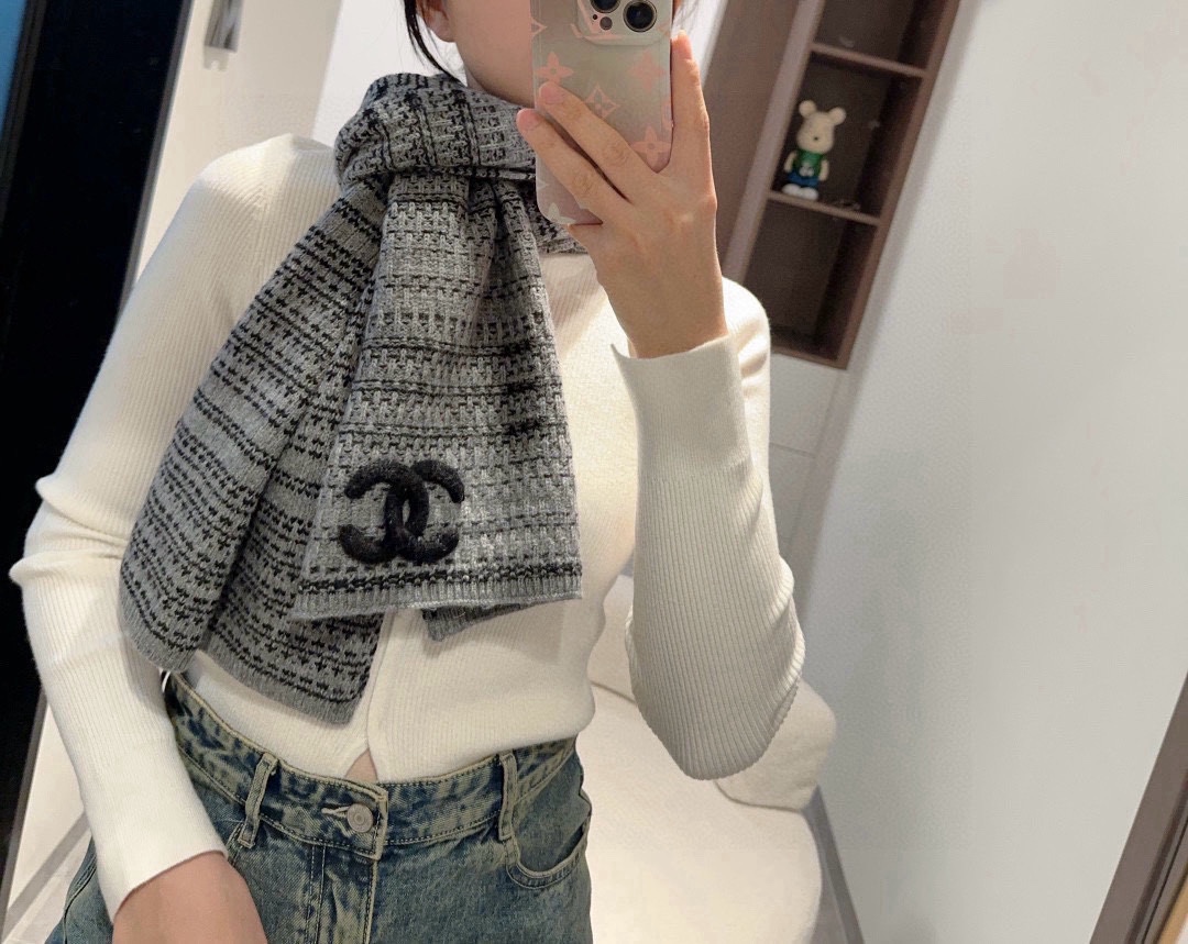 NO:186617,Super warm Chanel new autumn and winter style!  !  !  What I can guarantee is that I will like it on my upper body, and my old friend closed his eyes and was happy!  !  !  With everything, I will hold on to everything, and I will be so cool with it!  !  !  !  !  Too high-end, too good!  !  !  The upper body effect is even more beautiful at the level of a lady, showing the high-end and high-end women to the extreme!  !  !  The combination of front and back materials is truly purely high-end and fashionable, and the temperament is so tasteful!  !  The size of 35*180 is very aura!  !  High-version scarf, high-version scarf, chanel19860909超级保暖Chanel秋冬新款！！！我能保证的是上身一定会喜欢,老友闭眼入.欢喜！！！搭配一切,HOLD住一切,一披,拽得我的啊！！！！！太显档次,太显好了！！！上身效果更是贵妇级别的美,将女性的高级,高端简直展现到极致！！！正反面材质这样的结合真心是纯粹的高级和时髦感,气质太有品味！！35*180的尺寸,非常有气场！！高版本围巾,高版本围巾,chanel,scarf