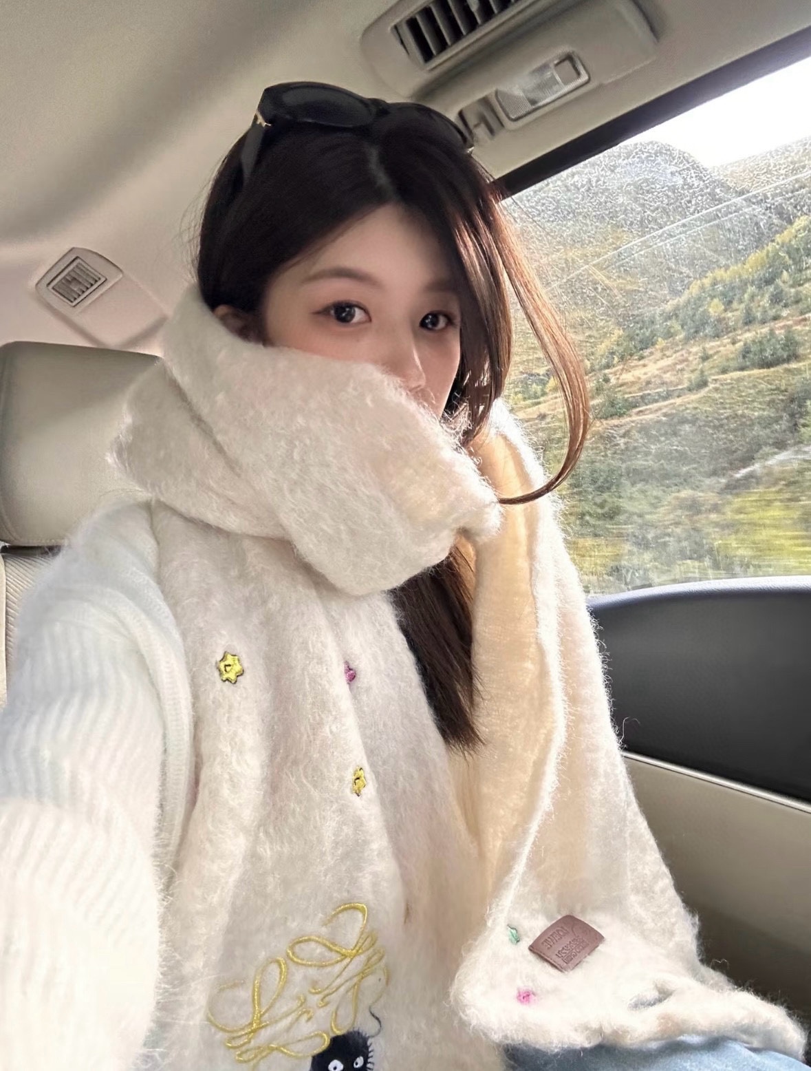 NO:186635,【loewe’s super beautiful new mohair scarf!  Super recommended to buy!  】Good texture!  The mohair scarf that Luo Yiwei mainly features~it is said to be very difficult to buy!  !  I've played the version many times!  Finally shipped, closest to the original version. The pressure-free workmanship in and out of the counter is very exquisite and heavy, and our price is really worth it!  The biggest feeling of this scarf is: it is super soft and comfortable, and it has a very airy and fluffy feeling!  !  !  The unique texture of the special craftsmanship of mohair is really beautiful!  The quantity is limited, and there is no guarantee that it will be available at any time. As long as the economy allows, you can collect it at will!  !  A crazy and not picky, a crazy temperament!  Whoever surrounds him has temperament!  !  I really hope everyone doesn’t miss this style. 30*185225g50 mohair 48 wool 2 nylon high-version scarf, high-version scarf, loewe, loewe19860909【loewe 超美新款马海毛围巾！超级推荐入手！】质感好货！罗意威主打的马海毛围巾~据说超难买哦！！打了好多次版！终于出货 最接近原版 进出专柜无压力做工非常精致,很有分量,我们的价格真的超级值！这个围巾最大的感触就是:超级柔软舒服,并且很有空气蓬松感！！！马海毛特殊工艺特有的质感真的太美了！数量有限,不保证随时有货~只要经济允许,任意收！！狂不挑人,狂气质！谁围谁有气质！！真的希望大家不要错过这样的款式. 30*185225g50马海毛 48羊毛2锦纶高版本围巾,高版本围巾,loewe,loewe,scarf