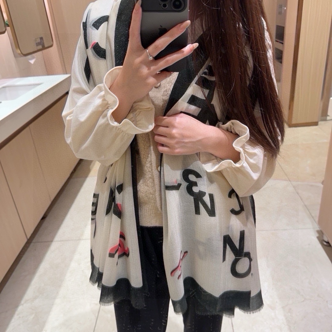 NO:187553,New, super singular!  !  !  The giant and huge beauty of the glittering goddess] Who knows this kind of beauty in autumn and winter tone?  !  !  !  This little fragrant shawl is also one I like crazy. I love it once I try it!  !  !  300 ring velvets are inlaid with imported soft metal wire, so that the fabric is light and soft, sparkling and shiny, and is as bright as a galaxy. It is really beautiful under the light and shadow!  !  !  I'll feel the dynamic video later, it's amazing!  The design is too standard, it can only be said to be very resistant!  The texture and design are both erotic and super brighten the skin tone and make people look white and tender. The arms, face and neck seem to have a soft light filter, which is very energetic and energetic!  !  !  Size 100*200cm high-version scarf, high-version scarf, ring,shawls19860909上新 超级有腔调！！！巨巨巨巨美的闪光女神】谁懂这种秋冬调性的美啊？！！！这款小香披肩也是我疯狂喜欢的一款,一试完就爱惨！！！300支戒指绒镶嵌进口柔软金属丝,从而达到面料轻盈柔软,闪闪微亮,璀璨似星河,在光影下真的太美了！！！等下动态视频再感受下,简直绝了！设计太有水准只能说,非常耐品！质感质地和设计都狂心水,超级提亮肤色,能把人都衬得白白嫩嫩,胳膊啊、脸和脖子都好像加了柔光滤镜一样,非常精神提气！！！尺寸100*200cm高版本围巾,高版本围巾,ring,shawls,scarf