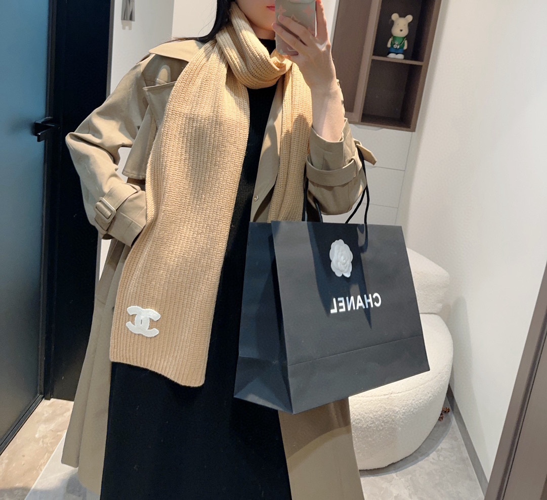 NO:187564,The new Chanel counter model [Little Fragrance Knitted Long Scarf] is beautiful [Tearing] The imperial palace-level top-quality new counter is on sale. Imported pure cashmere fashionable striped knitted wool scarf shawl is extremely beautiful. Really, the upper body is extremely skin-skin color, versatile, look at it yourself if you look good or not. Scarf size 30*cm, selected pure cashmere, the first choice for gift gifts is high-quality scarf, high-version scarf, chanel, shawls19860909香奈儿专柜新款【小香针织长巾】美翻了[流泪]御用殿堂级极品新款专柜在售 进口纯羊绒时尚镶边针织毛线围巾披肩美丽至极 真的 上身极为衬肤色 百搭 好看不好看自己看吧 围巾尺寸30*cm,精选纯羊绒,送礼首选佳品高版本围巾,高版本围巾,chanel,shawls,scarf