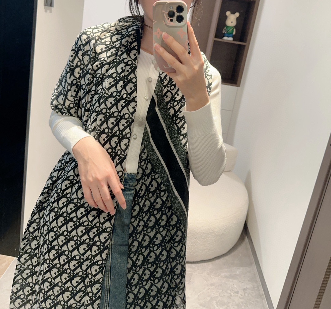 NO:187579,Dior Shining silver silk [D letter print] Must-have for women [gift] Glitter [coffee] Top design is so beautiful, really like [Cashmere velvet scarf] Really beautiful shawl with print, no matter the design and spray painting, it is very intimate and detailed, the whole scarf gives people a big brand aura and is very exquisite and high-end VIP recommendation is definitely worth buying Size 100x200cm, material cashmere, 2 colors high-version scarf, high-version scarf, dior, shawls19860909迪奥 会发光银丝【D字母印花】女人们必备款[礼物]闪闪发光[咖啡]顶级设计太美了,真心赞【羊绒绒长巾】实物真心美 披肩配以印花无论设计喷绘都是非常到位细节都可见整个围巾给人大牌气场的同时又非常精致高端VIP推荐绝对值得入手尺寸100x200cm,材质羊绒,2色高版本围巾,高版本围巾,dior,shawls,scarf