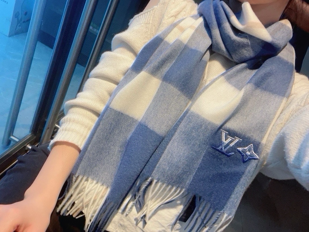 NO:187599,[Family welfare is here!  !  Lv high-end heavy men's scarf!  】Praise and recommend, excited ~!  !  You must start quickly, synchronize the counter, the highest-end men's model~ the process is difficult, super soft and soft, gradient effect cashmere scarf!  Our price is really invincible and great value!  Mom's price feedback~ Fabric loves, the double-sided cashmere yarn is really clear and clean, and the velvet feels really invincible and comfortable when you hold it in your hand!  Very soft, the upper body is invincible and beautiful. A medium-thickness, very nice neck-friendly model~ Size specifications 30*185cm high-version scarf, high-version scarf, louis vuitton19860909【家属福利来了！！Lv 高端重磅男士围巾！】怒赞推荐,激动~！！下手绝对要快,同步专柜,最高端的男士款~工艺难度大,超级无敌软糯 渐变效果羊绒围巾！我们这个价格真的无敌超值！亲妈价格回馈~面料大爱,双面的羊绒纱线真的清晰干净,握在手里绒感真的超级无敌舒服！非常柔软,上身效果无敌好看 中等厚度,非常亲脖子的一款~ 尺寸规格30*185cm高版本围巾,高版本围巾,louis vuitton,scarf