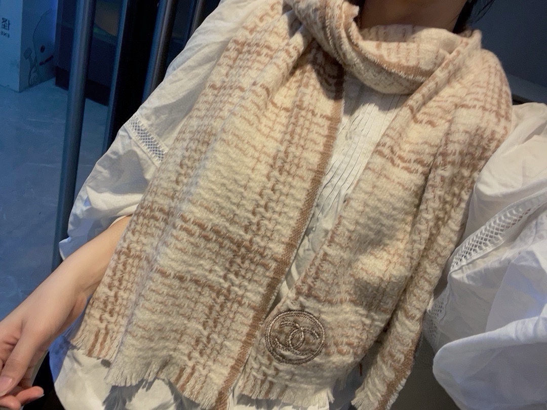 NO:187603,Recommended CHA · Chanel's new autumn and winter products · Cashmere shrinkable scarf is a top-notch cashmere fiber that takes time and effort, soaked in clear spring water to make the cashmere fiber present a unique fluffy texture, and the feel is so delicate. Only by using the shrinkable fleece process can it have a luxurious and soft surface luster. The touch is full of delicate fluff. The large fluff has always been synonymous with continuous excellence. This price is absolutely 100% affordable gift gifts, which are good!  Absolutely good size30x 190cm, cashmere high-version scarf, high-version scarf, chanel19860909重磅推荐CHA · 香奈儿秋冬新品 · 羊绒轻缩围巾臻选上乘的山羊绒纤维,耗时耗力,再以清泉水浸泡涤荡,使羊绒纤维呈现出独特的蓬松质感,手感才如此细腻,采用轻缩绒工艺,才有奢华柔和的表面光泽手感满满地都是细腻的绒毛大H一直是精益求精的代名词,这个价格绝对百分之百的实惠送礼自留都不错！绝对好货size30x 190cm,羊绒高版本围巾,高版本围巾,chanel,scarf