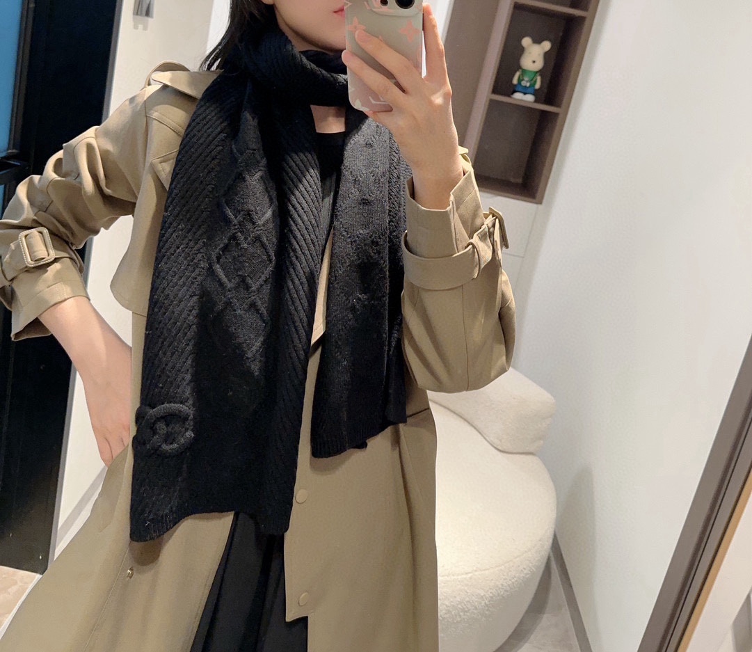 NO:187607,CHANEL autumn and winter new knitted scarf cashmere knitted long scarf is beautiful [Tear] The imperial palace-level top-quality new model is on sale. Imported pure cashmere knitted wool is extremely beautiful. Really, the upper body is extremely skin-skinned and versatile. Look at it yourself if you look good or not. Scarf size 30*cm, selected pure cashmere, the first choice for gift gifts is high-quality scarf, high-version scarf, chanel19860909CHANEL秋冬新款针织围巾羊绒针织长巾美翻了[流泪]御用殿堂级极品新款在售 进口纯羊绒针织毛线美丽至极 真的 上身极为衬肤色 百搭 好看不好看自己看吧 围巾尺寸30*cm,精选纯羊绒,送礼首选佳品高版本围巾,高版本围巾,chanel,scarf