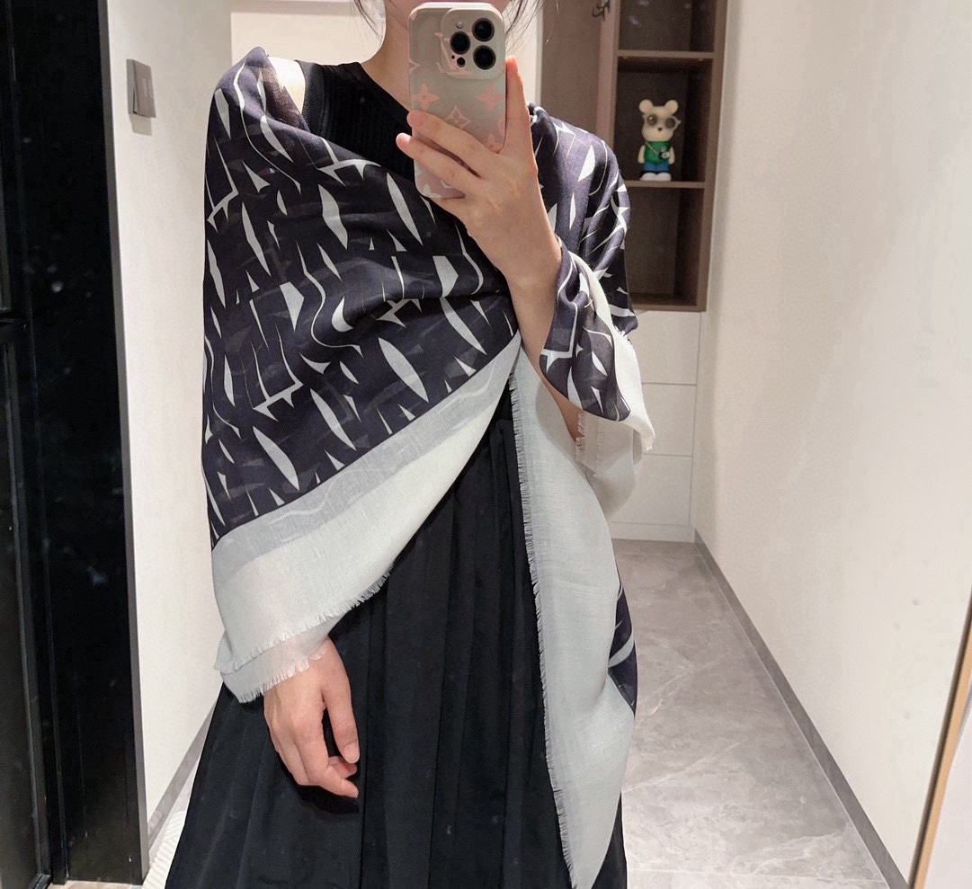 NO:187997,Dior's latest counter main model [Letter Graffiti 140] A very easy-to-match style for holidays and daily life. The order private flow is very easy to match when you see it. You want to go on vacation and wear it very well. You will look so energetic. You can see the details clearly. The high-standard quality 140*140 large square scarf, 70 cashmere silk high-version scarf, high-version scarf, dior, real silk19860909Dior最最新的专柜主打款【字母涂鸦 140】 度假及日常都非常好搭配的款订单私流】一看到就想去度假平时穿搭也非常好搭配,整个人看起来都会神采奕奕好多不用多说,细节品质都看得清楚,绝对获赞的高规格品质140*140大方巾,70羊绒真丝高版本围巾,高版本围巾,dior,real silk,scarf