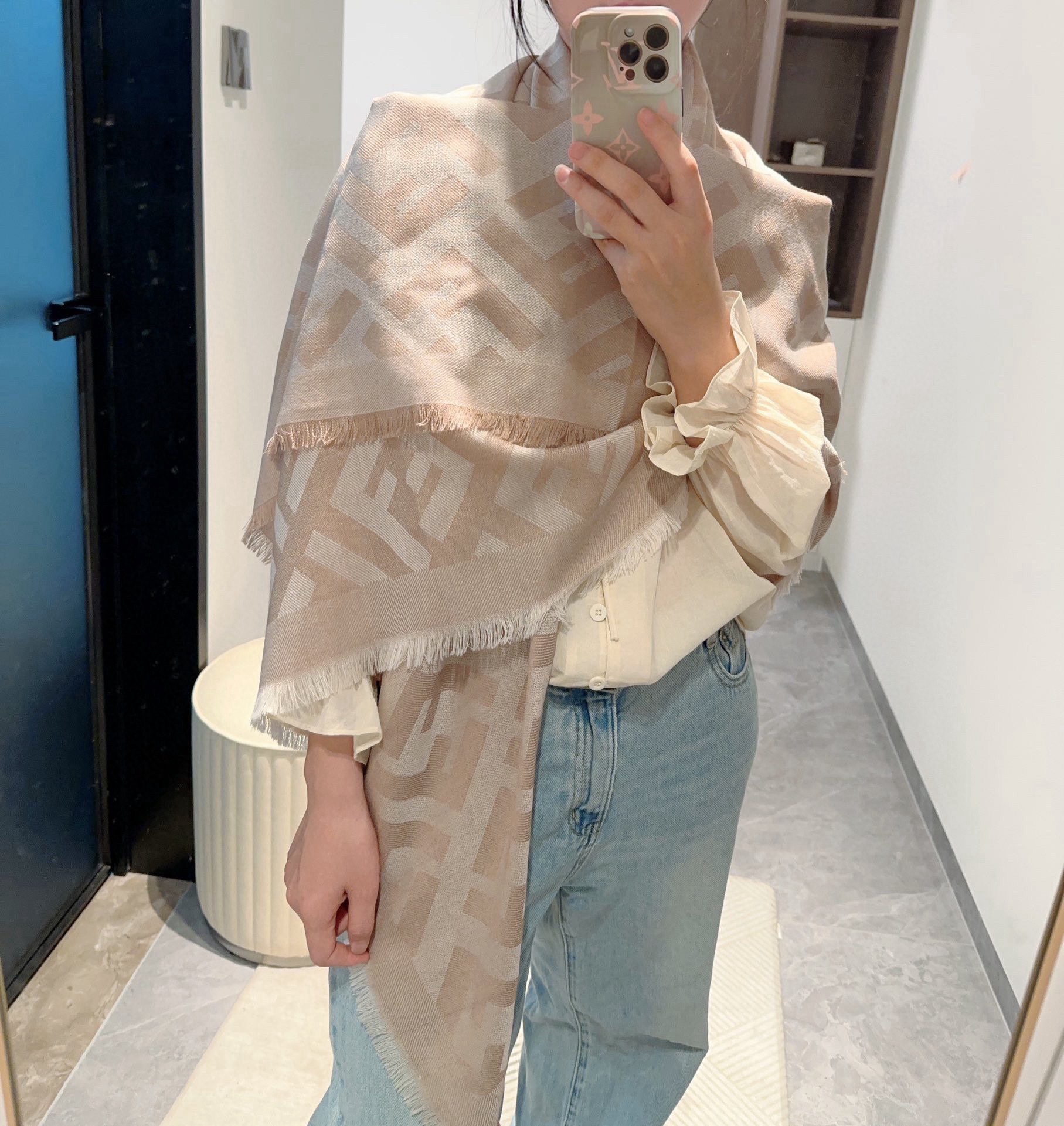 NO:187984,【High quality】Fendi new style, the same double-sided jacquard scarf for men and women, Fendi has changed the past presbyterian series, adopting a retro plaid style, which really controls the fashion trends. This export order is rare and very Classical design, classic and generous, and the upper body is invincible and beautiful. The fabric is made of 10 cashmere 90 wool material supplied by customers, with delicate and soft feel, and the specifications of 140*140cm large square scarf can be worn or wrapped, which is suitable for formal wear or casual wear. High-version scarf, high-version scarf, christian louboutin, fendi, fendi19860909【高品质】Fendi新款,男女同款双面提花围巾,芬迪一改往日的老花系列,采用复古格子风格,真是把时尚潮流拿捏的稳稳的,这种出口订单比较难遇也是非常Classical的设计,经典大方上身无敌好看,面料采用的是客供的10羊绒90羊毛材质,手感细腻柔软,规格140*140cm大方巾可披可围,搭配正装或者搭配休闲装都很合适,高版本围巾,高版本围巾,christian louboutin,fendi,fendi,scarf