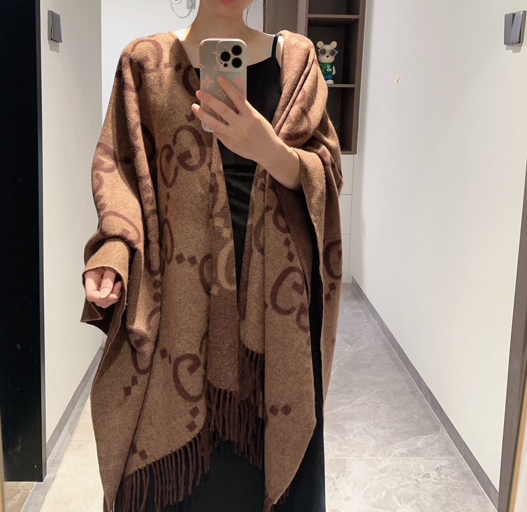 NO:187962,Original single OEM factory, large G cloak, genuine leather back collar logo shows luxury. Double-sided heavy industry super warm shawl   clothes   blanket multi-functional. Originally customized export orders. However, they were detained for unknown reasons. Qc revealed the reason for the retention. The back of this cloak is decorated with a large fashion font and reinterpreted GG printed GG logo. As the representative traditional essence of G's home, it has always been inseparable from the series. It is innovative in modern ways full of novelty, presenting extraordinary levels, style and design. Tassel piping neutral tailoring. Specifications: 145x185cm cashmere high-version scarf, high-version scarf, gucci, blankets, shawls19860909原单代工厂出品,大G斗篷,真皮后领LOGO尽显奢华 双面重工超级保暖的大披肩 衣服 毯子多功能 本来订制出口单.但是不明原因被扣留,Qc并于透露滞留原因这款斗篷披毯背部饰以大号时尚字体重新演绎的GG印花GG标识作为G家颇具代表性的传统精髓始终与系列密不可分,以饱含新意的现代方式推陈出新,呈现不同凡响的层次、风格和设计.流苏滚边 中性剪裁 规格145x185cm 羊绒高版本围巾,高版本围巾,gucci,blankets,shawls,scarf