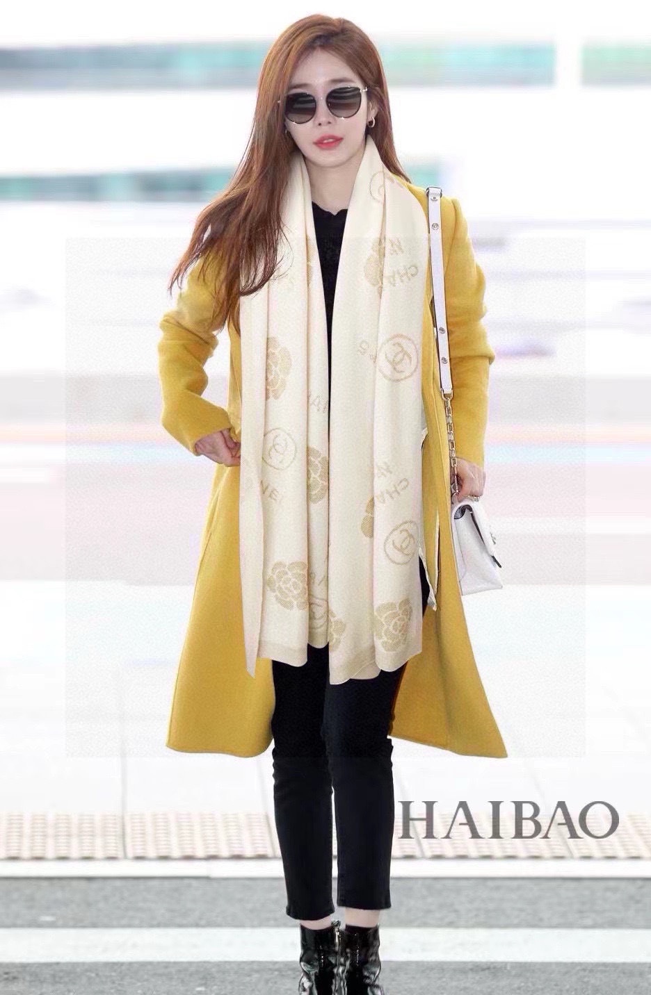 NO:187986,The popular product is released and grabs the top original list. CHANE N·5 [Golden thread camellia shawl] Top high-end goods [Absolutely worth collecting] Fragrance/Nel's beautiful versatile counter limited edition. It is difficult to order top pure cashmere even if you are rich. The quality of gold thread jacquard is high and you can give it to others for your own use. The absolute high-end exclusive real-life shooting!  What you see and get, the color is super positive and the top quality goods are not waiting for anyone, special channels sell goods with one less and one absolutely top quality goods, any detail is the rhythm of the counter 62*195 top imported cashmere, heavy recommendations for high-version scarves, high-version scarves, chanel, shawls19860909爆款出啦手慢抢顶级原单旷世绝美物CHANE N·5【金线山茶花披肩】顶级高端货【绝对值得珍藏】香/奈儿绝美百搭款专柜限量哦有钱都很难订到顶级纯山羊绒,金线提花品质上乘送人自用绝对高大上独家实物拍摄！所见所得,颜色超正顶级好货不等人,特殊渠道货卖一个少一个绝对的顶级好货,任何一个细节都是专柜的节奏62*195顶级进口客供山羊绒重磅推荐高版本围巾,高版本围巾,chanel,shawls,scarf