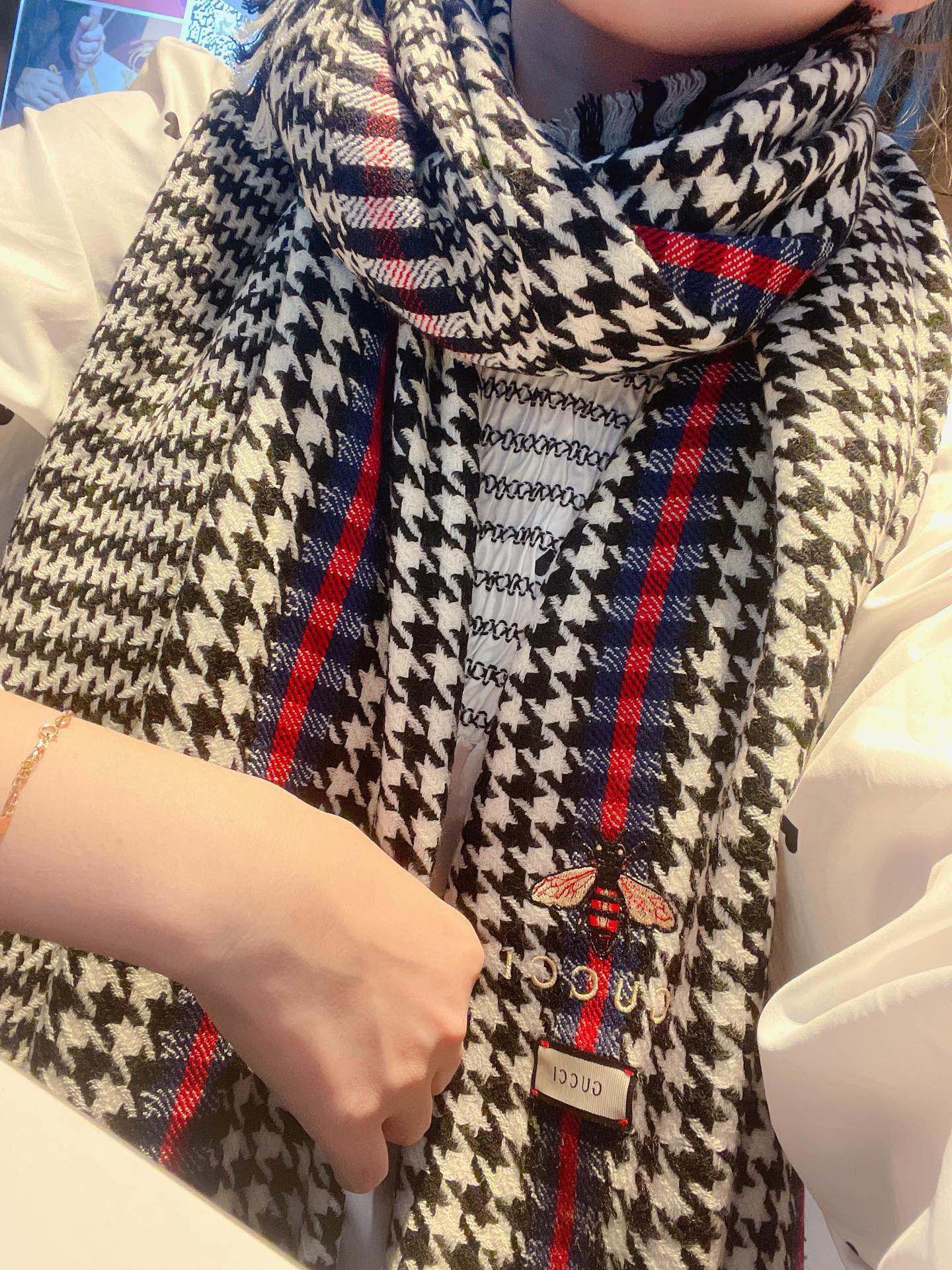 NO:187988,Gucci · Gucci Big G family classic houndstooth cashmere scarf~ This small houndstooth has become popular again this year. Many big brands have single products. Houndstooth elements are like leopard prints, which tests the designer's vision. I heard from the factory that each bird grid is very accurate in size. If it is big and small, it will end up with a cliché Italian counter order. SO... A fashionable style that is absolutely safe to buy~ The OEM factory only accepts classic two-color orders, because the weaving is too complicated and takes too long, and the yarn is all customer-supplied. It has a long scarf design with a water head of 80*200cm. The lock edge is very finishing touch, which makes the intellectual bird grid more feminine. Don't underestimate such small details. These are the ingenuity of high-end lock edge brands. It is not very thick, and it feels so comfortable, very soft and slightly elastic. The effect is super awesome!  Such quality is not easy, cashmere houndstooth and classic little bee exquisite signature embroidery. A thousand-year-old fried chicken nice style, you deserve a high-version scarf, high-version scarf, gucci, gucci19860909Gucci · 古奇大G家经典千鸟格羊绒围巾~今年这个小千鸟格又火了起来,众多大牌都有出这个元素的单品千鸟格的元素就像豹纹,很考验设计师的眼光,听工厂说这个每个鸟格的大小非常精确,大了小了都会落得俗套意大利专柜的单子,SO…绝对放心入的时髦款～代工厂只接了经典的二色订单,因为织造太复杂,耗时太长了,纱线都是客供,非常有水头80*200cm的长巾设计,锁边非常点睛,让知性的鸟格多了一份女人味,别小看这样的小细节,这都是高端锁边大牌的匠心之处.不是很厚的,手感舒服到不行,非常柔软,微弹性.效果是超级棒的！这样的品质也算很不容易啦,羊绒千鸟格和经典小蜜蜂的精致招牌刺绣 一眼万年的炒鸡nice款式,您值得拥有高版本围巾,高版本围巾,gucci,gucci,scarf
