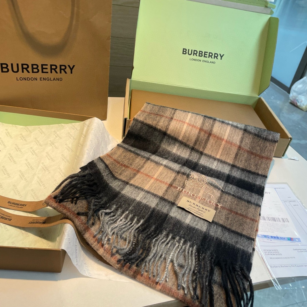 Burberry巴宝莉双面围巾好看的要疯掉了太有型太有魅力了非常斯文时尚的秋冬单品！真的很喜欢非常Cla