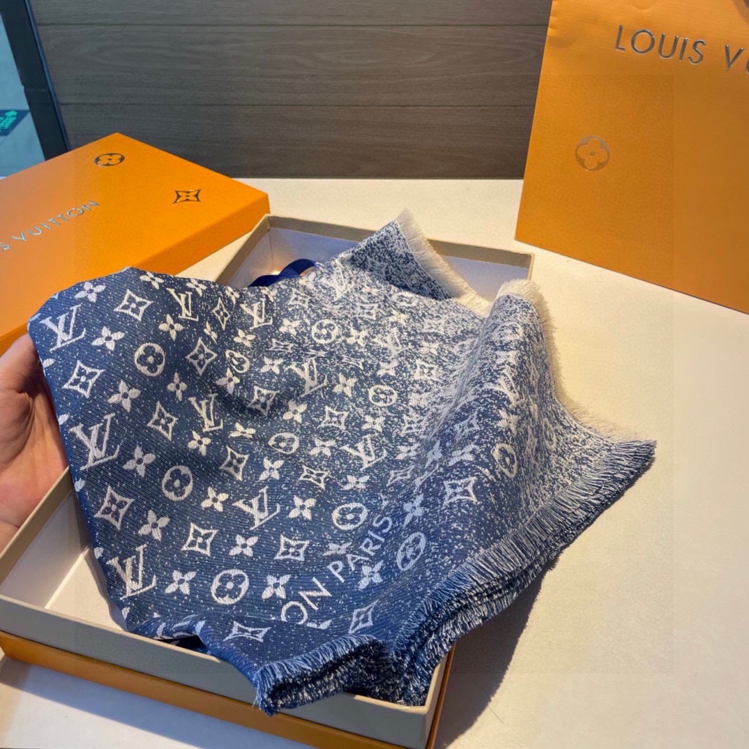 DenimGradient披肩呈现渐变效果仿佛挚爱牛仔裤经过时间洗礼后的别致纹理华美丝毛混纺裁出大幅尺寸