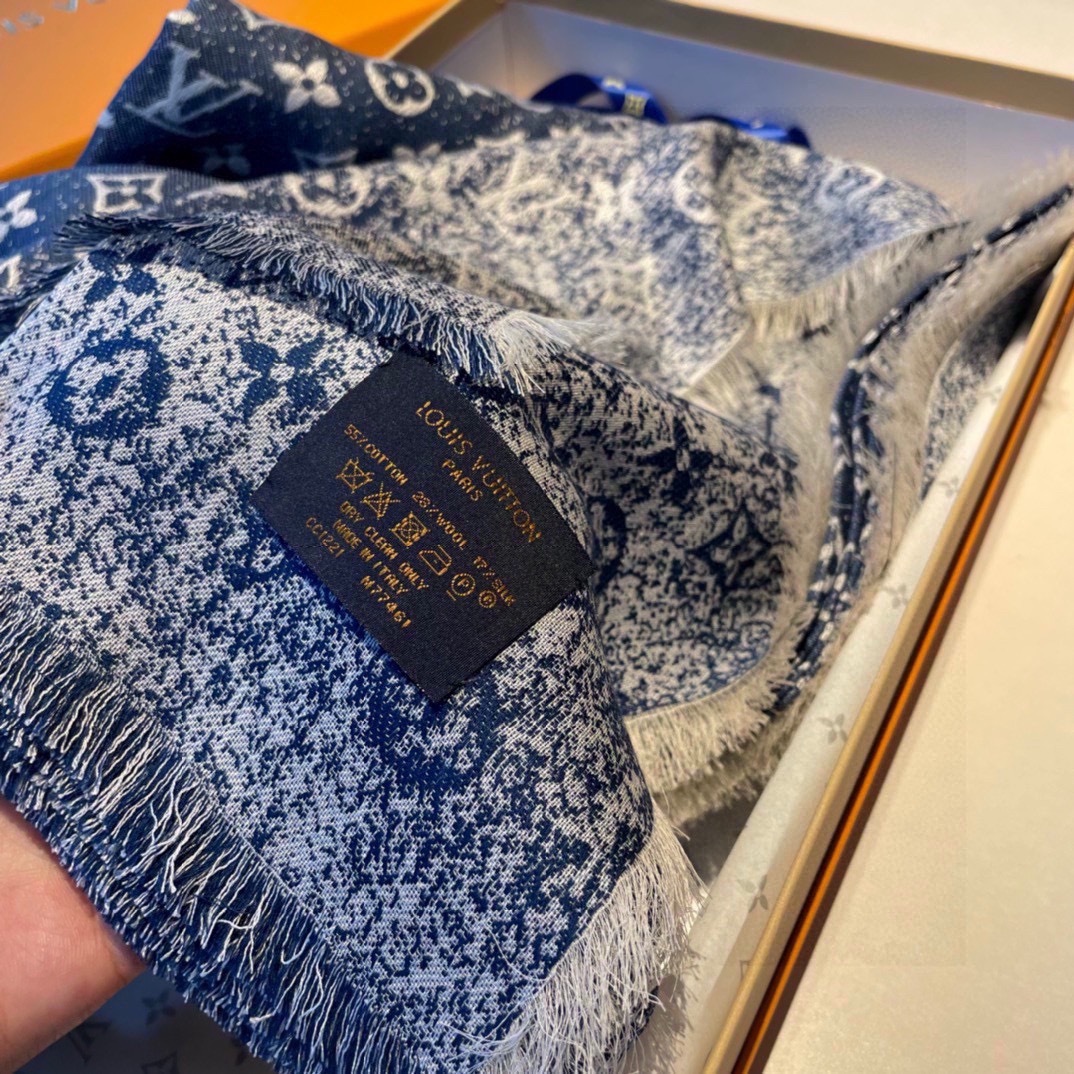DenimGradient披肩呈现渐变效果仿佛挚爱牛仔裤经过时间洗礼后的别致纹理华美丝毛混纺裁出大幅尺寸