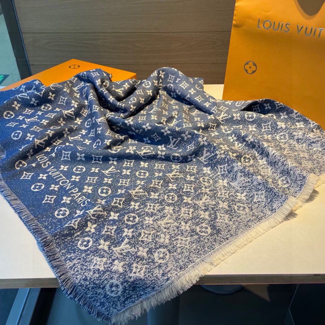 DenimGradient披肩呈现渐变效果仿佛挚爱牛仔裤经过时间洗礼后的别致纹理华美丝毛混纺裁出大幅尺寸