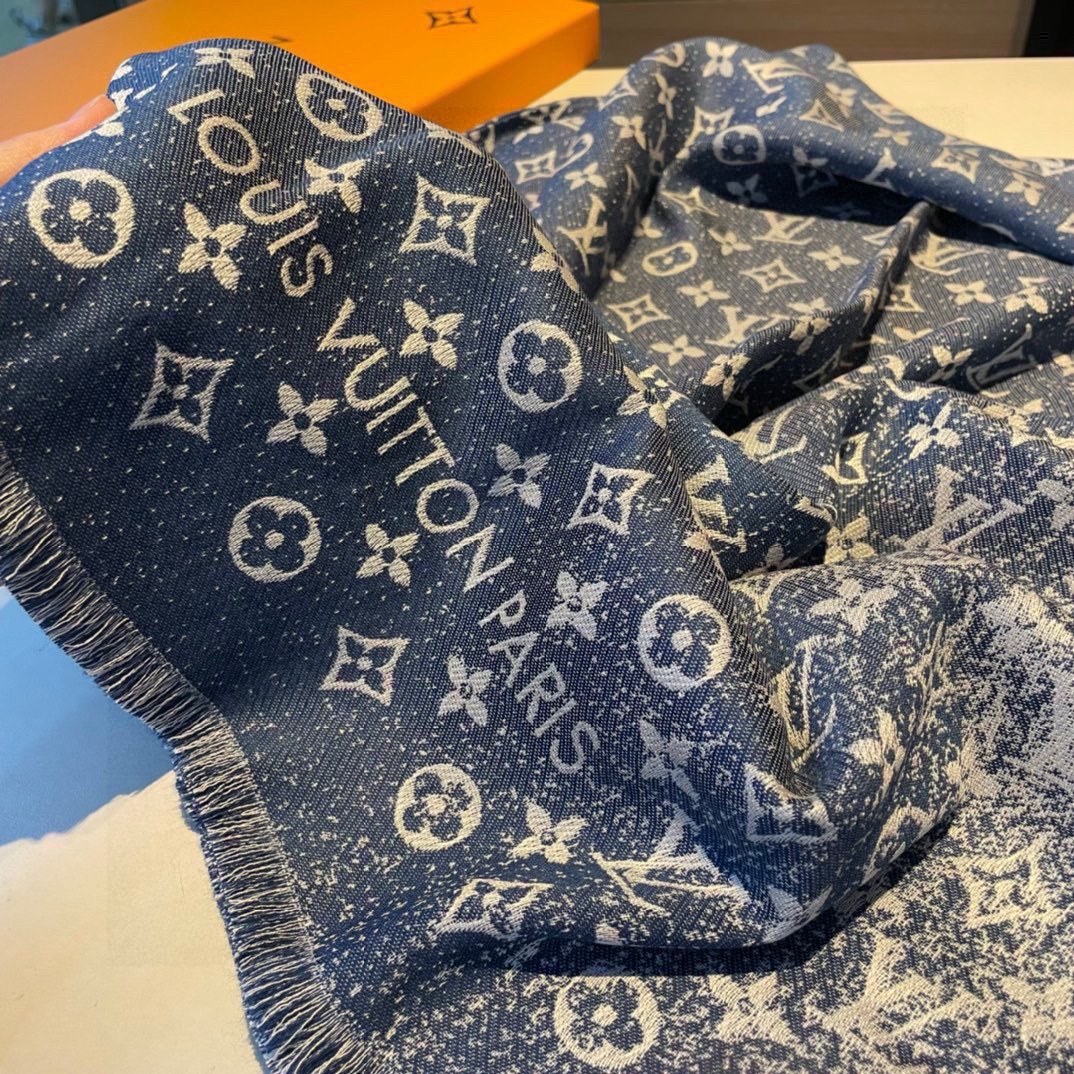 DenimGradient披肩呈现渐变效果仿佛挚爱牛仔裤经过时间洗礼后的别致纹理华美丝毛混纺裁出大幅尺寸