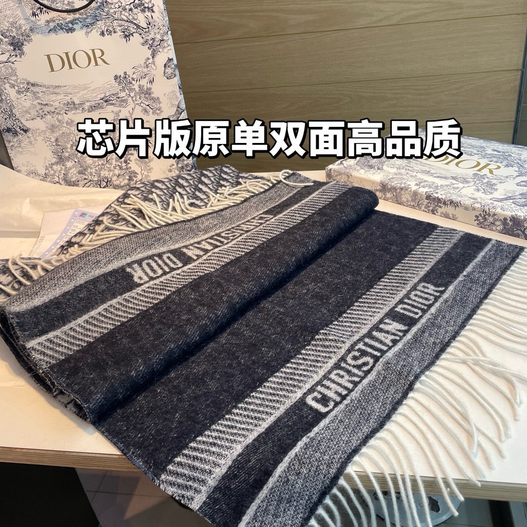 芯片版高品质Dior迪奥最新款这款Oblique印花围巾重新诠释Dior经典标识彰显现代精神采用海军蓝色
