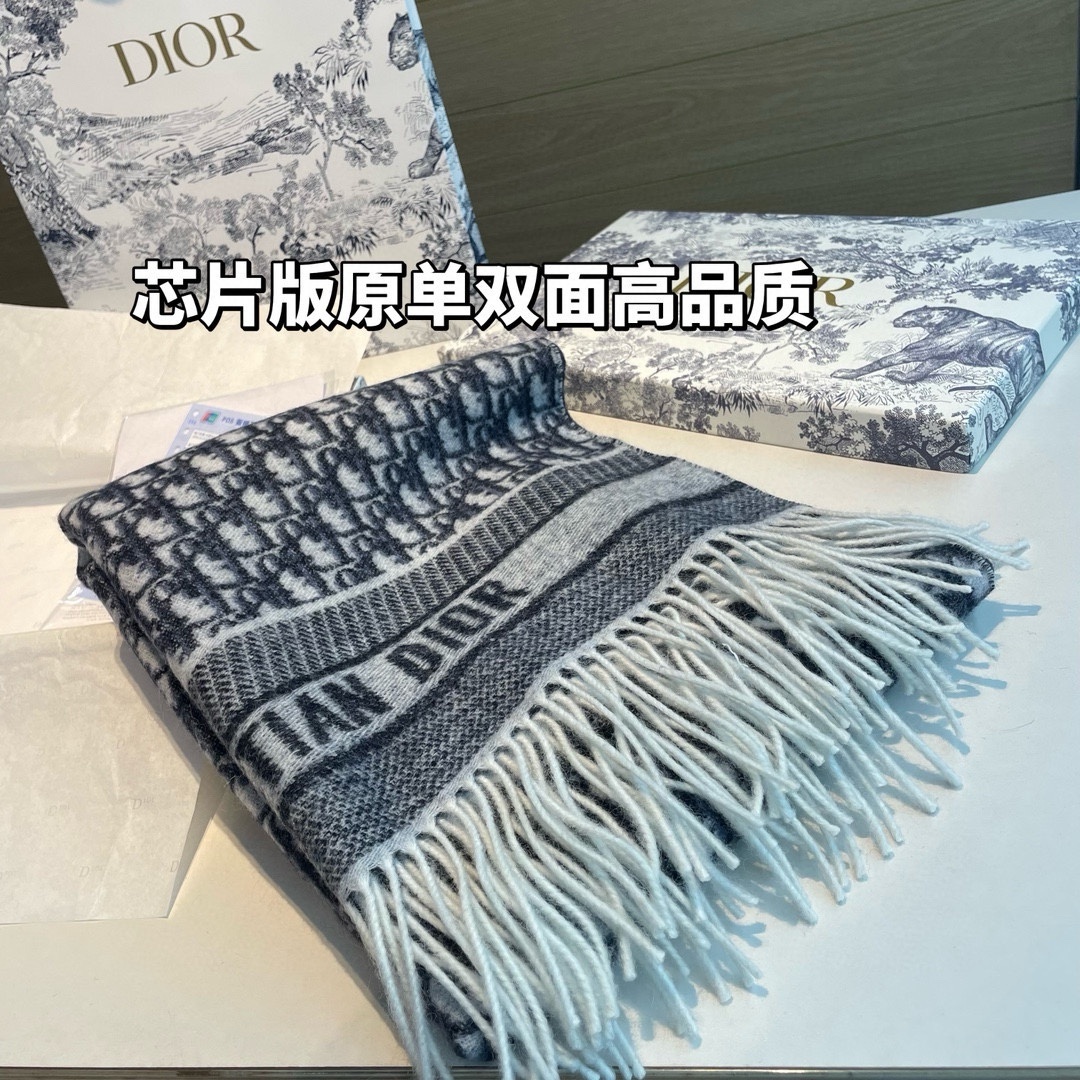 芯片版高品质Dior迪奥最新款这款Oblique印花围巾重新诠释Dior经典标识彰显现代精神采用海军蓝色
