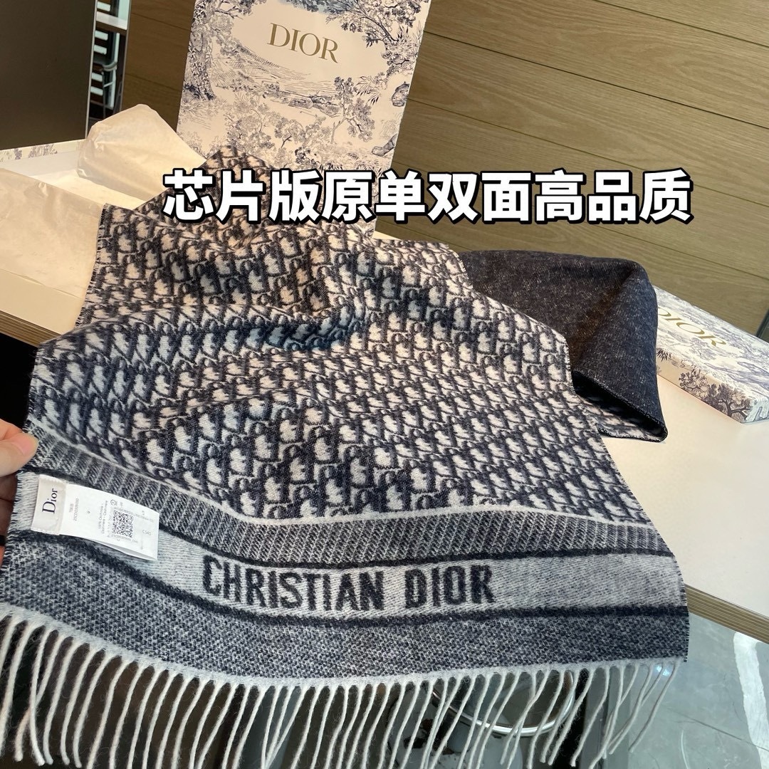 芯片版高品质Dior迪奥最新款这款Oblique印花围巾重新诠释Dior经典标识彰显现代精神采用海军蓝色