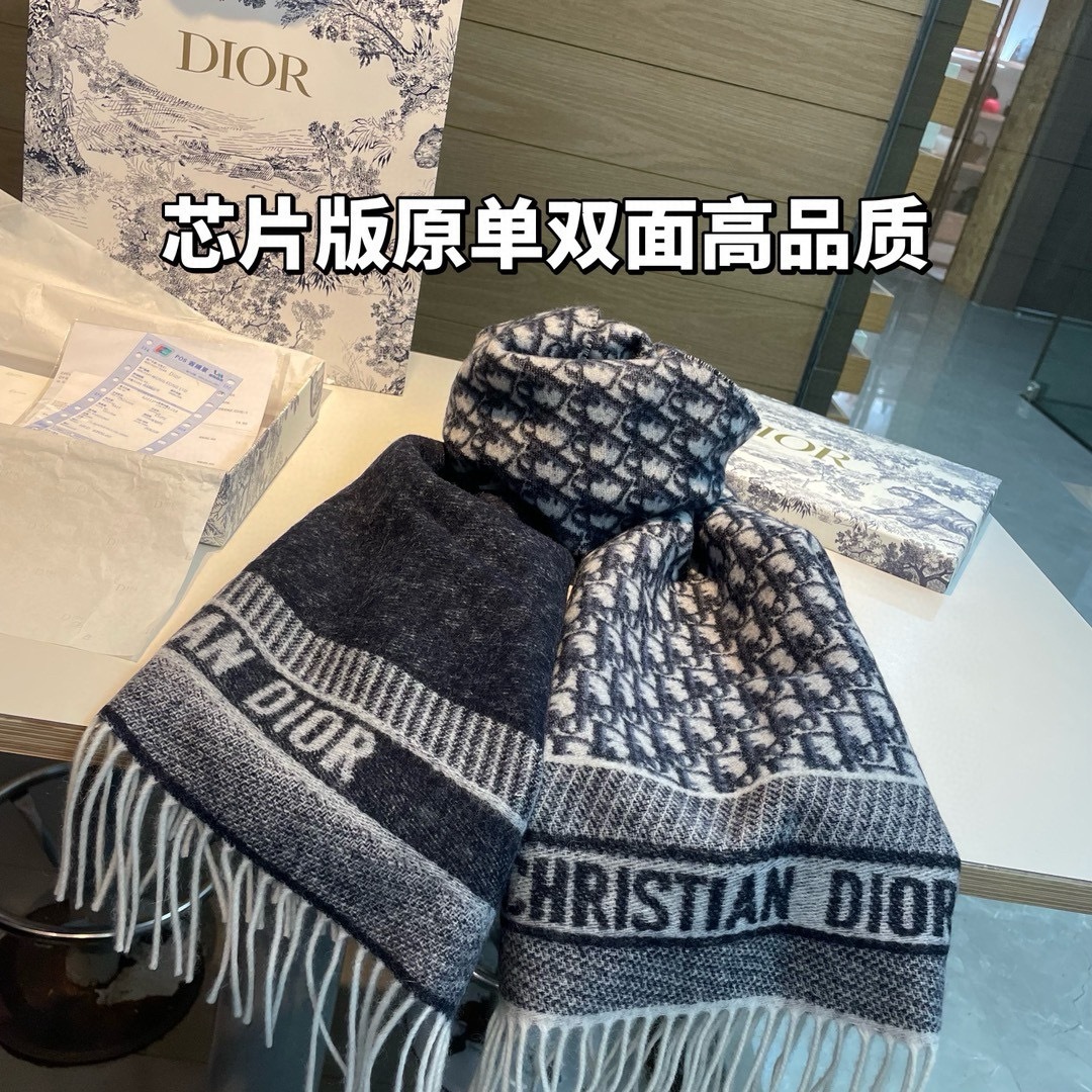 芯片版高品质Dior迪奥最新款这款Oblique印花围巾重新诠释Dior经典标识彰显现代精神采用海军蓝色