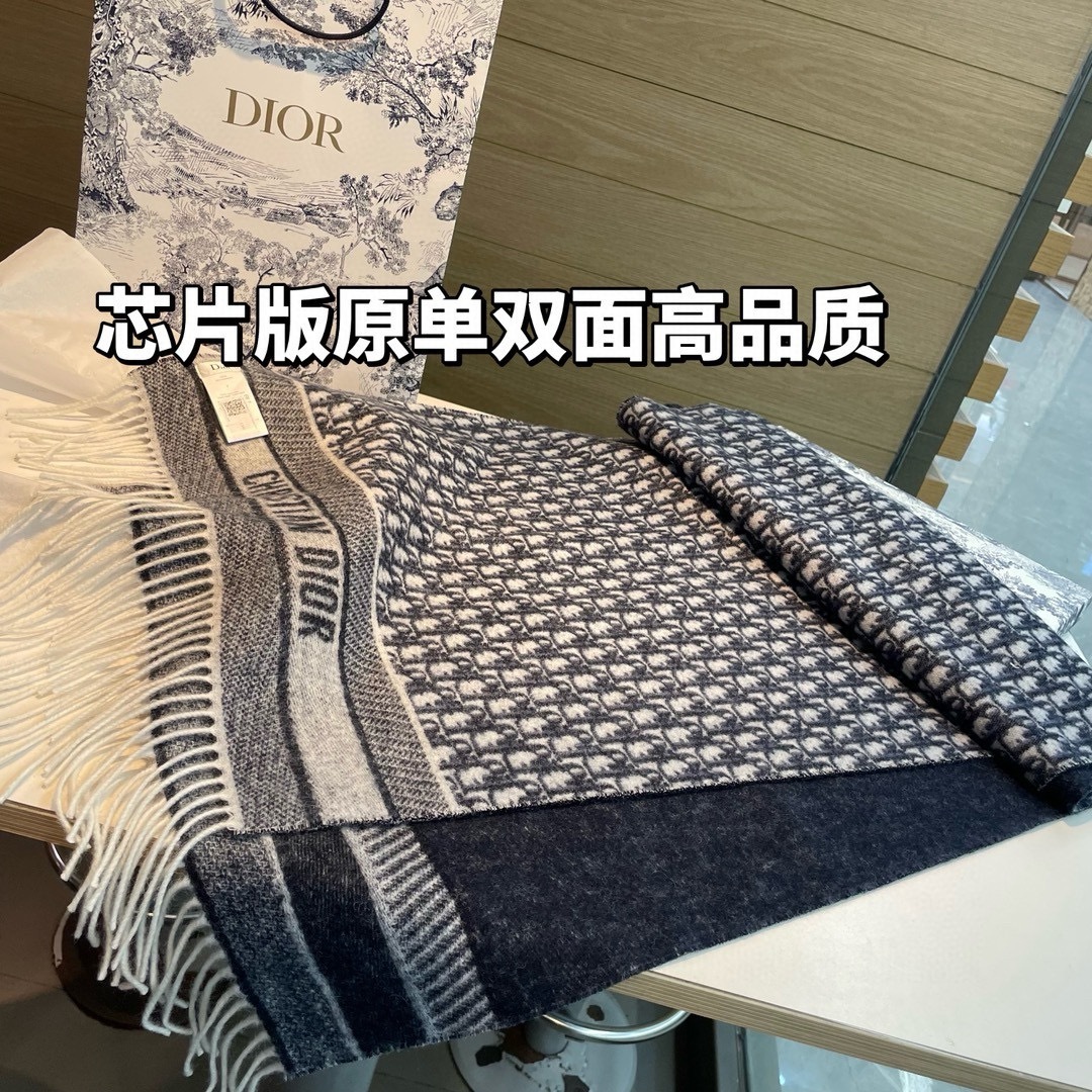 芯片版高品质Dior迪奥最新款这款Oblique印花围巾重新诠释Dior经典标识彰显现代精神采用海军蓝色