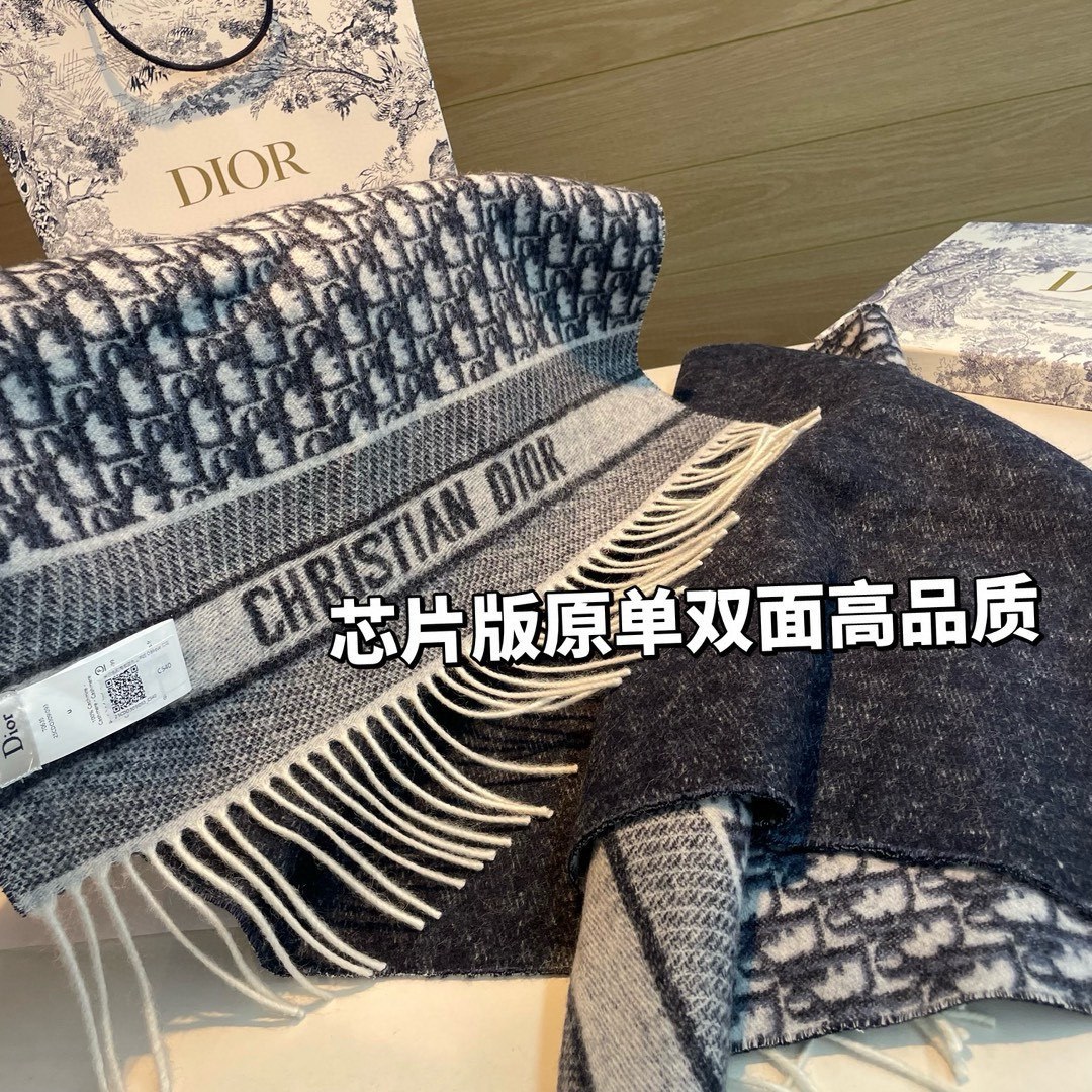 芯片版高品质Dior迪奥最新款这款Oblique印花围巾重新诠释Dior经典标识彰显现代精神采用海军蓝色