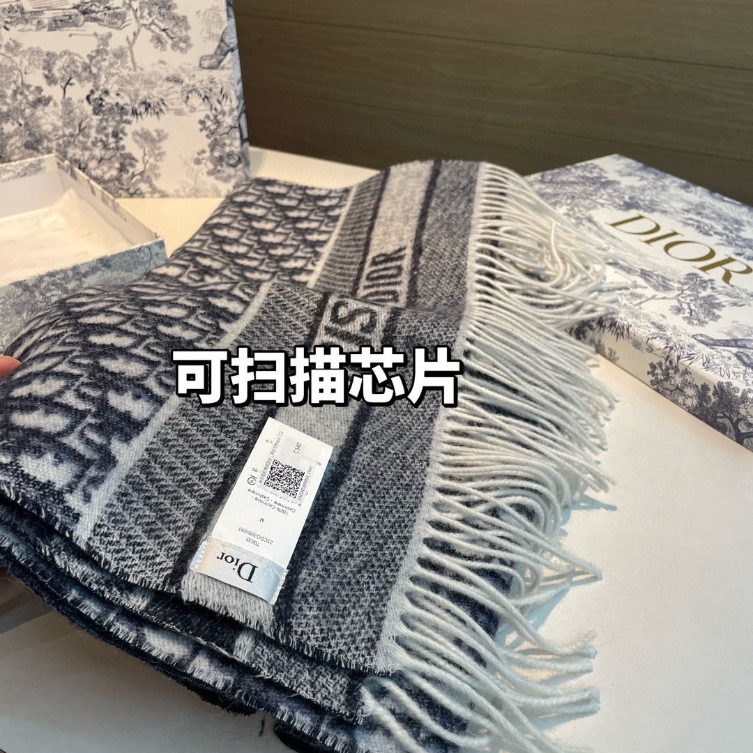 芯片版高品质Dior迪奥最新款这款Oblique印花围巾重新诠释Dior经典标识彰显现代精神采用海军蓝色