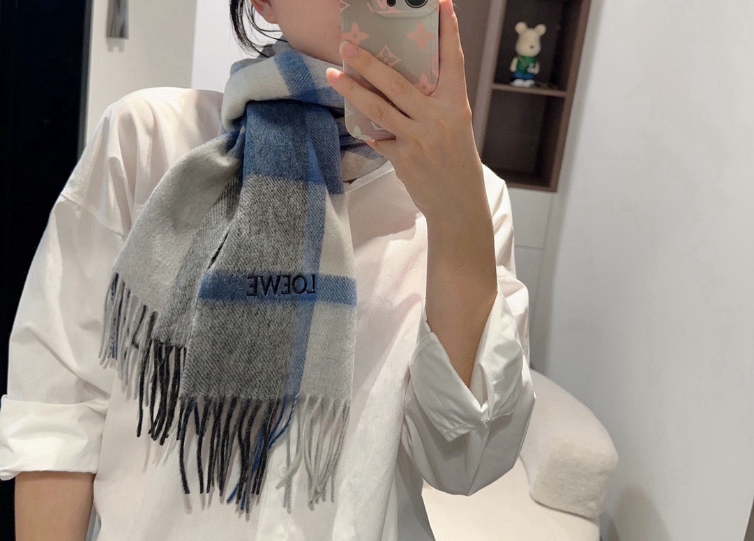罗意威男女围巾怒赞自留难得的高端男款!家属福利!非常正的围巾面料大爱非常柔软细腻舒服轻度水波纹!大气简约