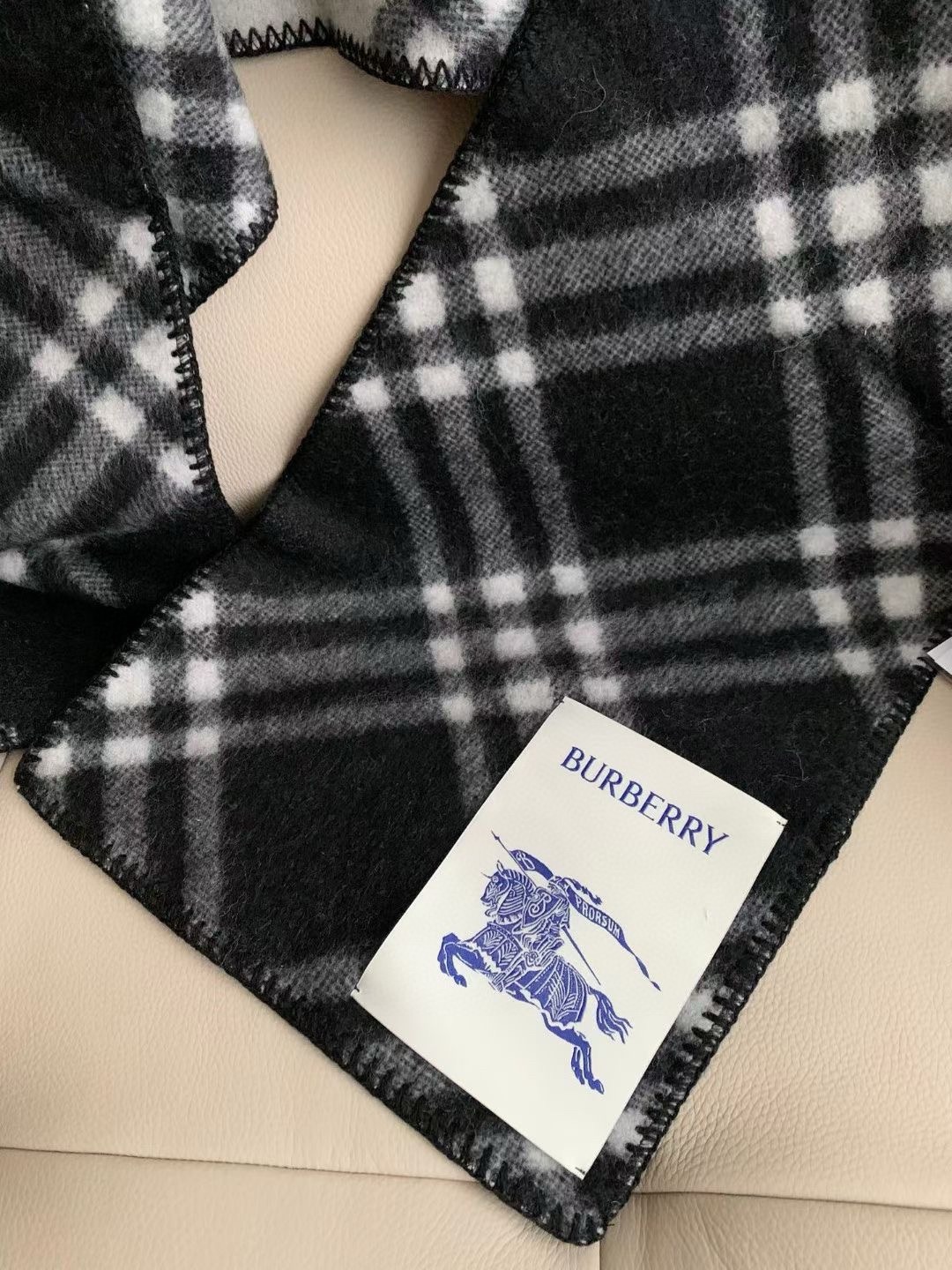 PB家黑帽子高货版不带别针好卖冬天的尾巴黑马围巾全智贤同款巴宝莉格纹帽子羔毛围巾上架秒空！100%羊羔毛
