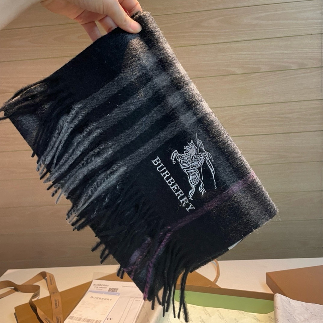 Burberry巴宝莉格子围巾️好看的要疯掉了太有型太有魅力了️️非常斯文时尚的秋冬单品!真的很喜欢非常