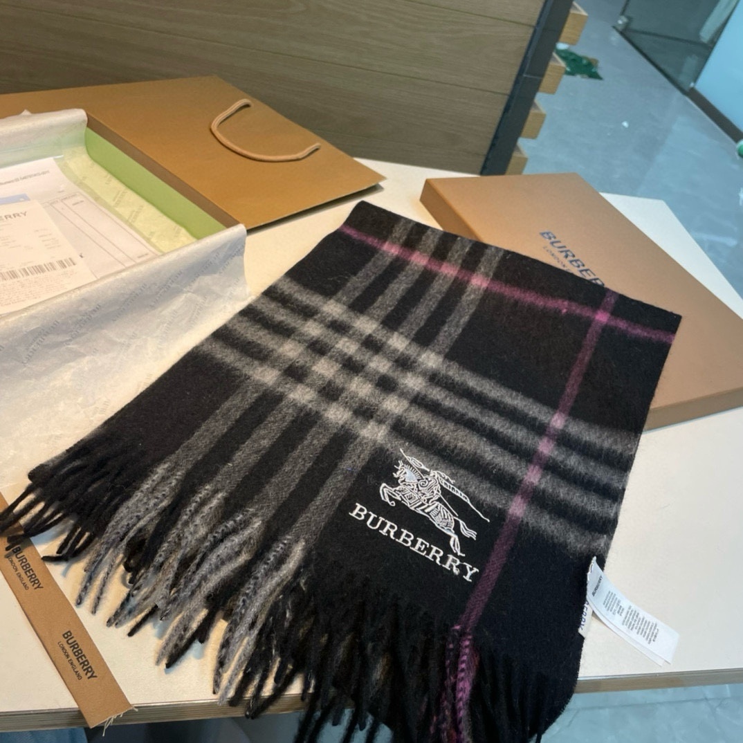 Burberry巴宝莉格子围巾️好看的要疯掉了太有型太有魅力了️️非常斯文时尚的秋冬单品!真的很喜欢非常