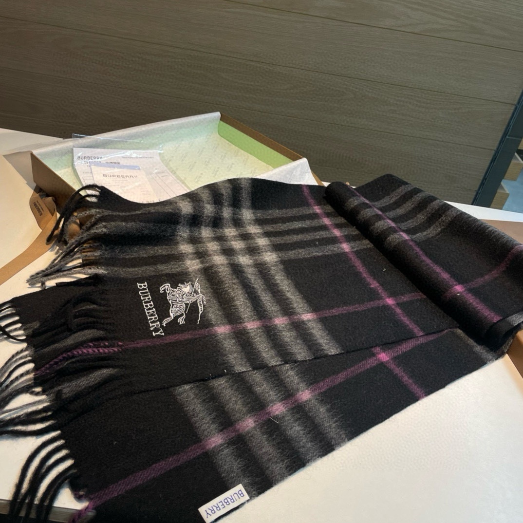 Burberry巴宝莉格子围巾️好看的要疯掉了太有型太有魅力了️️非常斯文时尚的秋冬单品!真的很喜欢非常