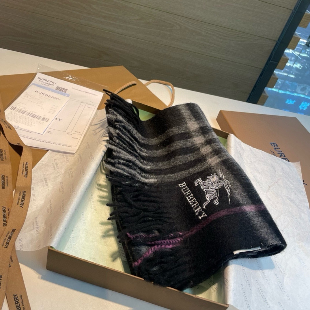 Burberry巴宝莉格子围巾️好看的要疯掉了太有型太有魅力了️️非常斯文时尚的秋冬单品!真的很喜欢非常