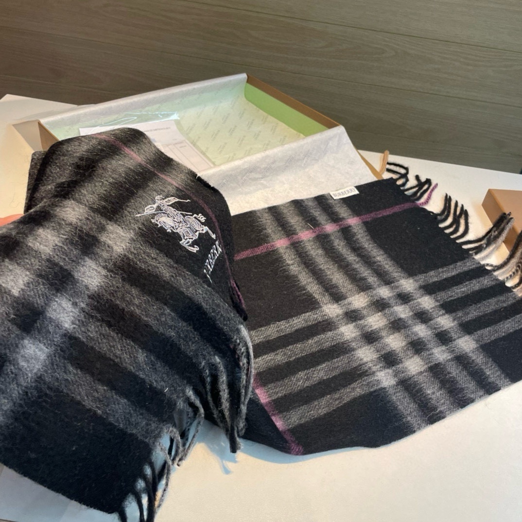Burberry巴宝莉格子围巾️好看的要疯掉了太有型太有魅力了️️非常斯文时尚的秋冬单品!真的很喜欢非常