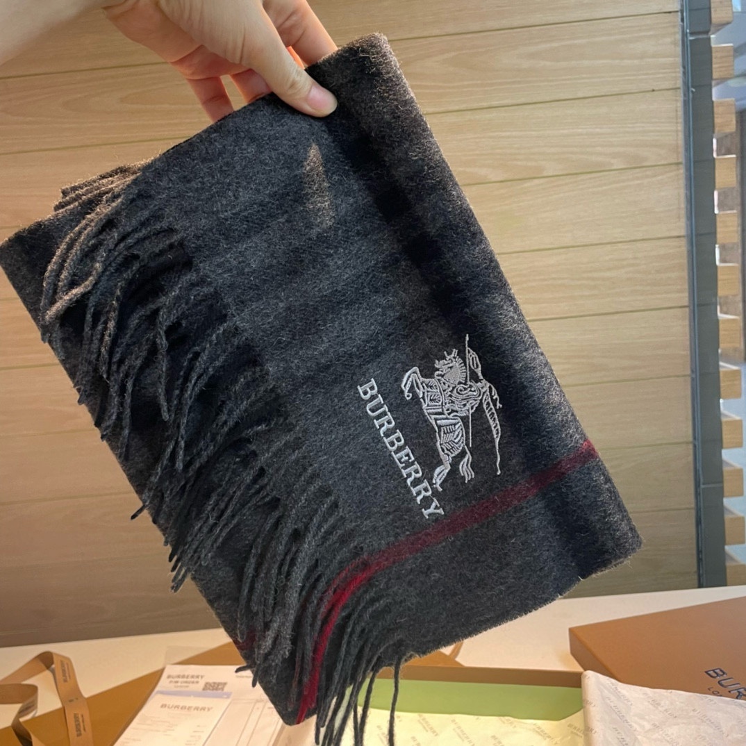 Burberry巴宝莉格子围巾️好看的要疯掉了太有型太有魅力了️️非常斯文时尚的秋冬单品!真的很喜欢非常
