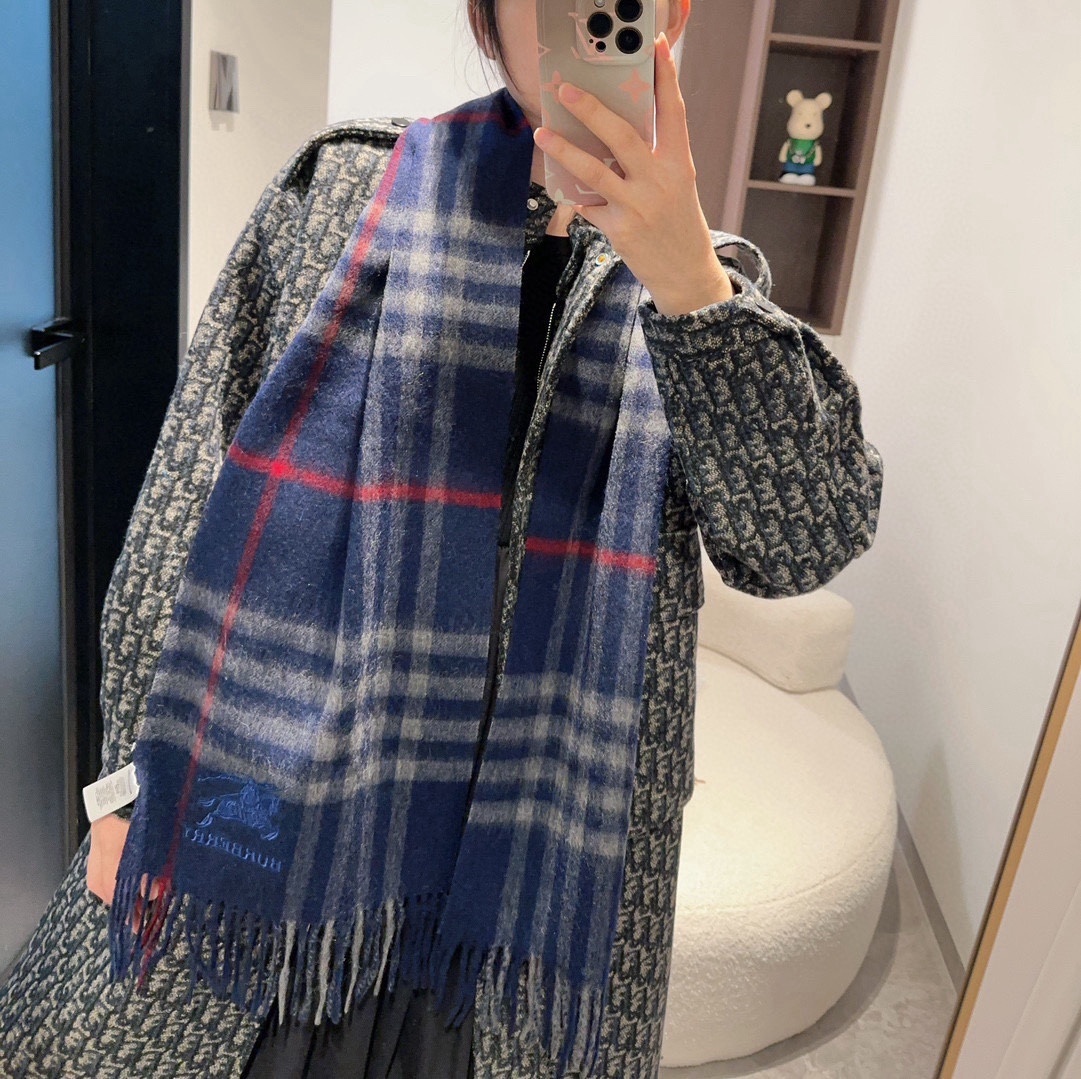 Burberry巴宝莉格子围巾️好看的要疯掉了太有型太有魅力了️️非常斯文时尚的秋冬单品!真的很喜欢非常