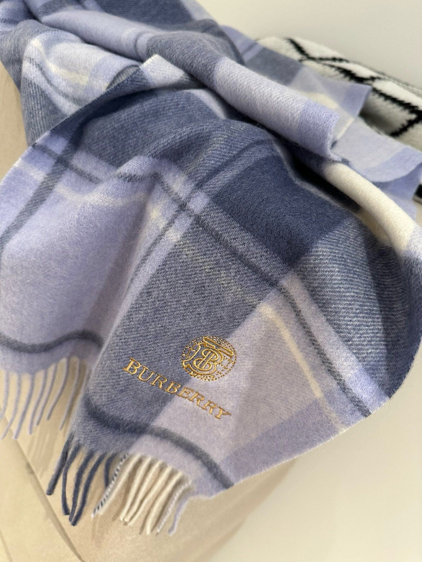 Burberry巴宝莉格子围巾️好看的要疯掉了太有型太有魅力了️️非常斯文时尚的秋冬单品!真的很喜欢非常