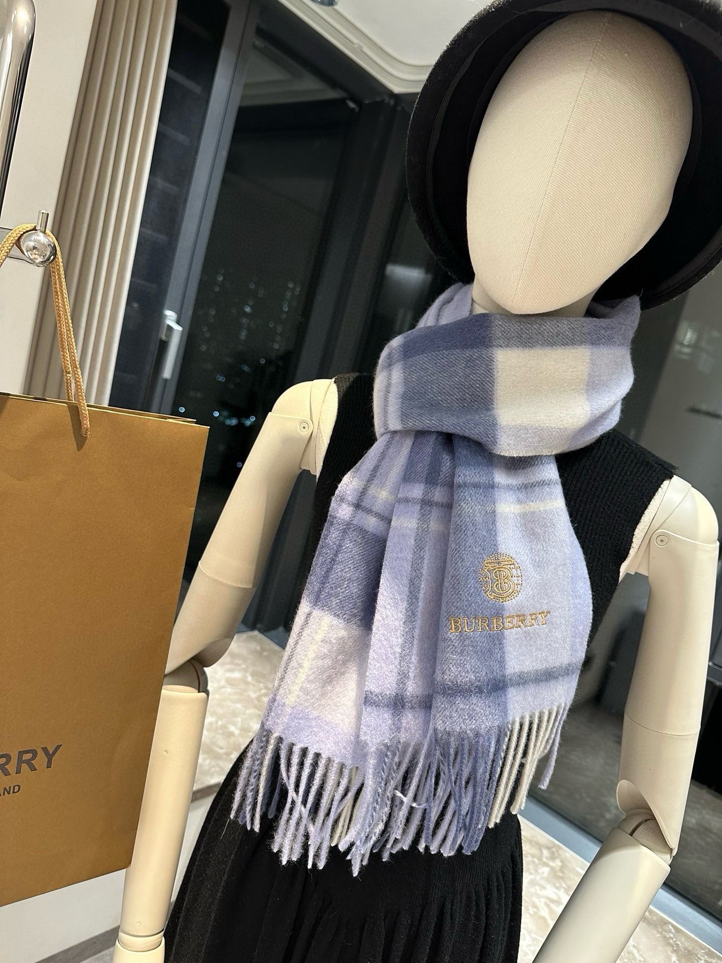 Burberry巴宝莉格子围巾️好看的要疯掉了太有型太有魅力了️️非常斯文时尚的秋冬单品!真的很喜欢非常