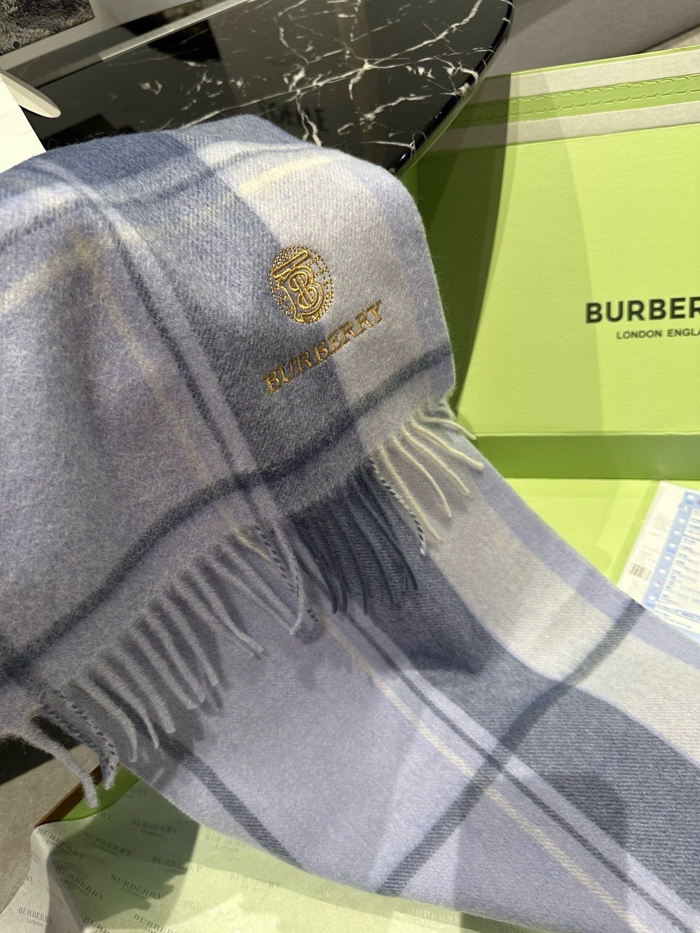 Burberry巴宝莉格子围巾️好看的要疯掉了太有型太有魅力了️️非常斯文时尚的秋冬单品!真的很喜欢非常