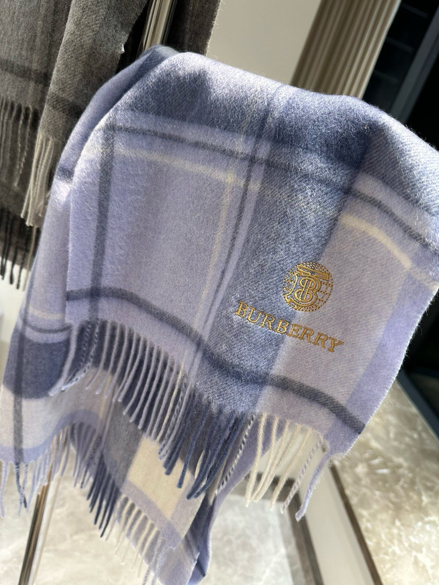 Burberry巴宝莉格子围巾️好看的要疯掉了太有型太有魅力了️️非常斯文时尚的秋冬单品!真的很喜欢非常