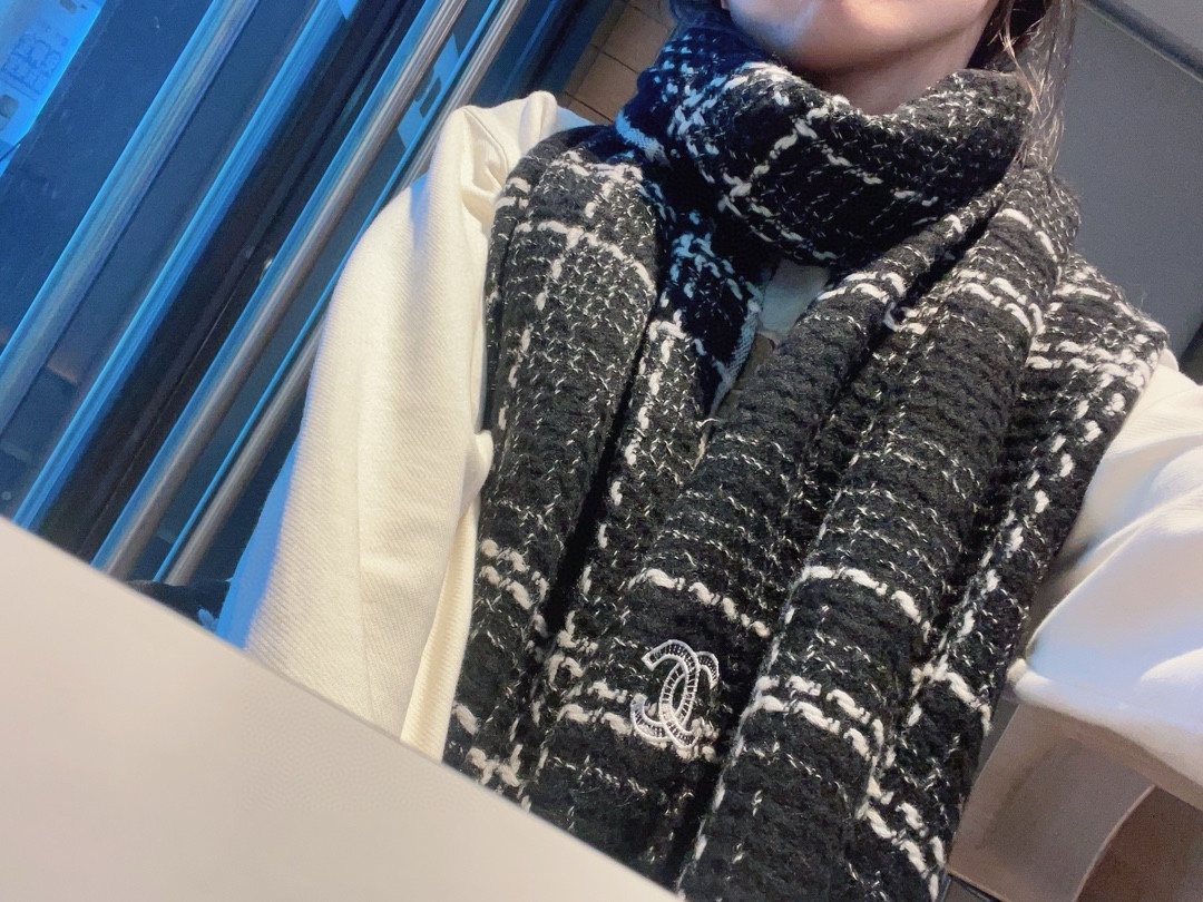 大尺寸披肩重磅推荐️CHA香奈儿秋冬新品羊绒轻缩围巾️臻选上乘的山羊绒纤维耗时耗力再以清泉水浸泡涤荡使羊