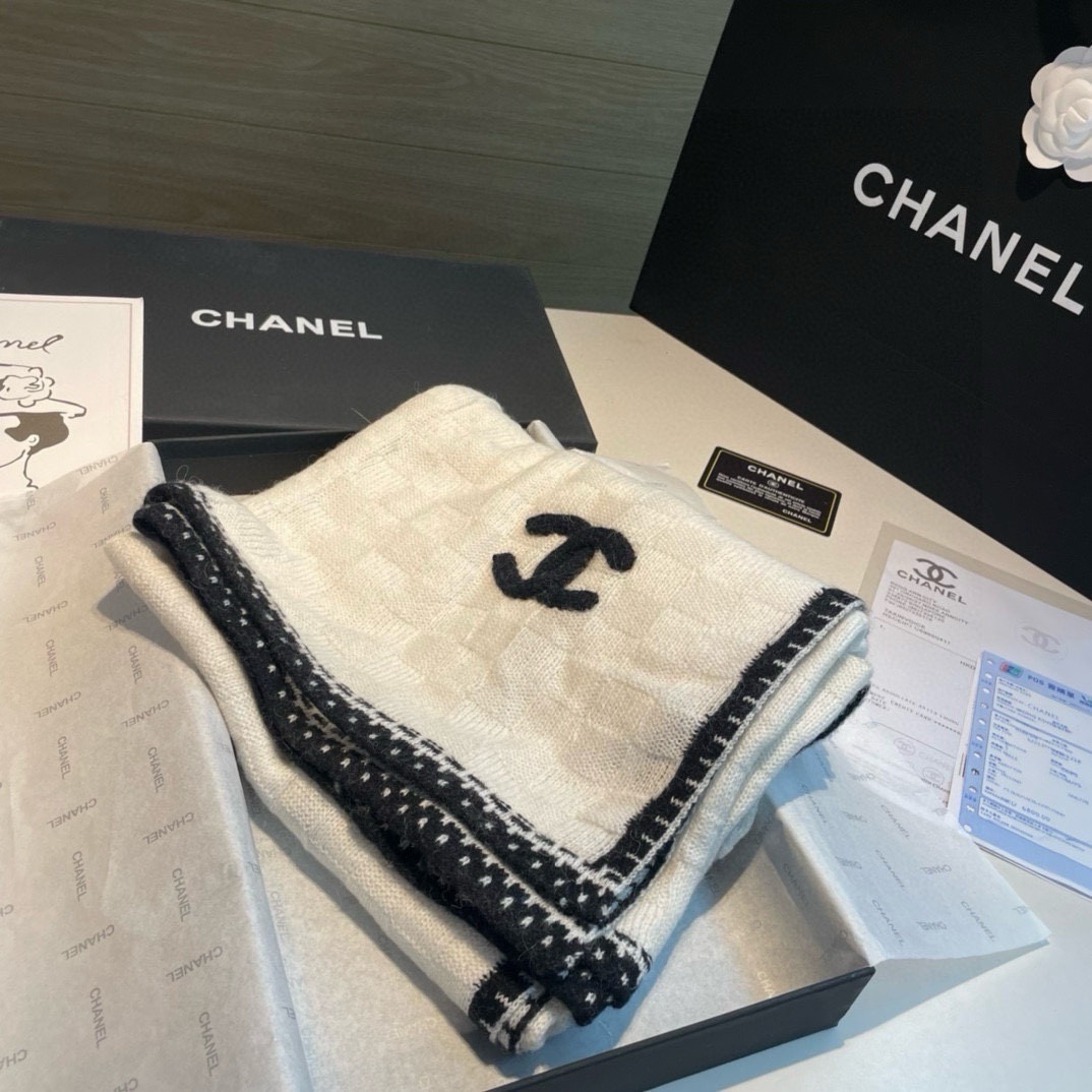 强烈重磅推荐!!!质感好货怒吼福利推荐款️Chanel主打的羊绒围巾非常难得!!这个围巾最大的感触就是: