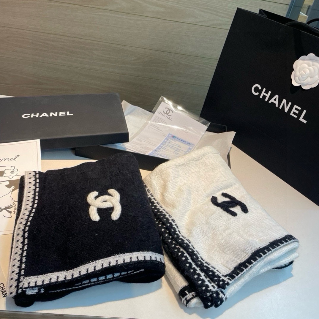 强烈重磅推荐!!!质感好货怒吼福利推荐款️Chanel主打的羊绒围巾非常难得!!这个围巾最大的感触就是: