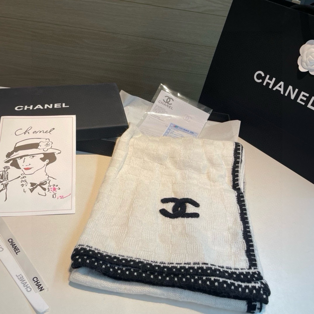 强烈重磅推荐!!!质感好货怒吼福利推荐款️Chanel主打的羊绒围巾非常难得!!这个围巾最大的感触就是: