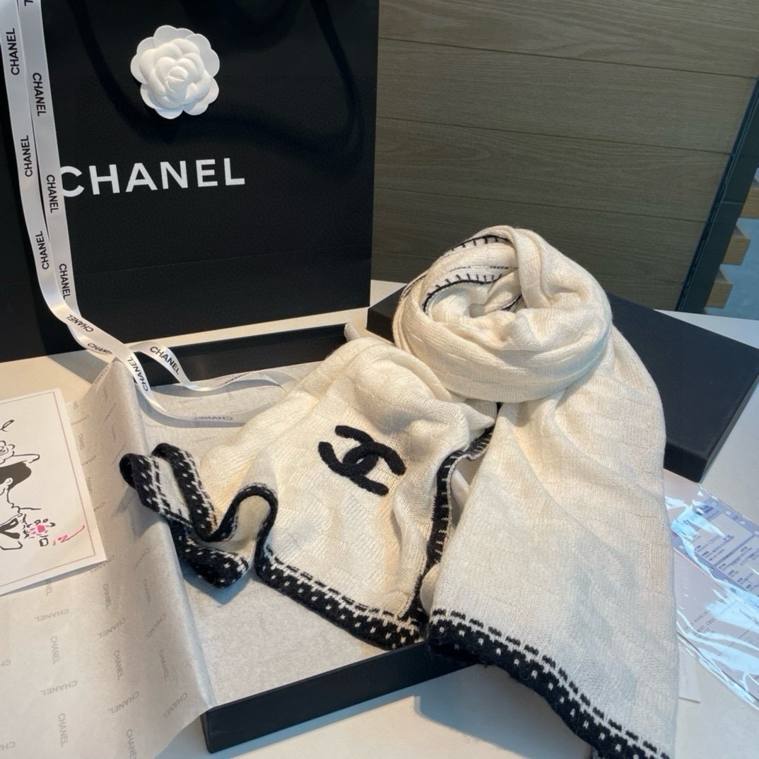 强烈重磅推荐!!!质感好货怒吼福利推荐款️Chanel主打的羊绒围巾非常难得!!这个围巾最大的感触就是: