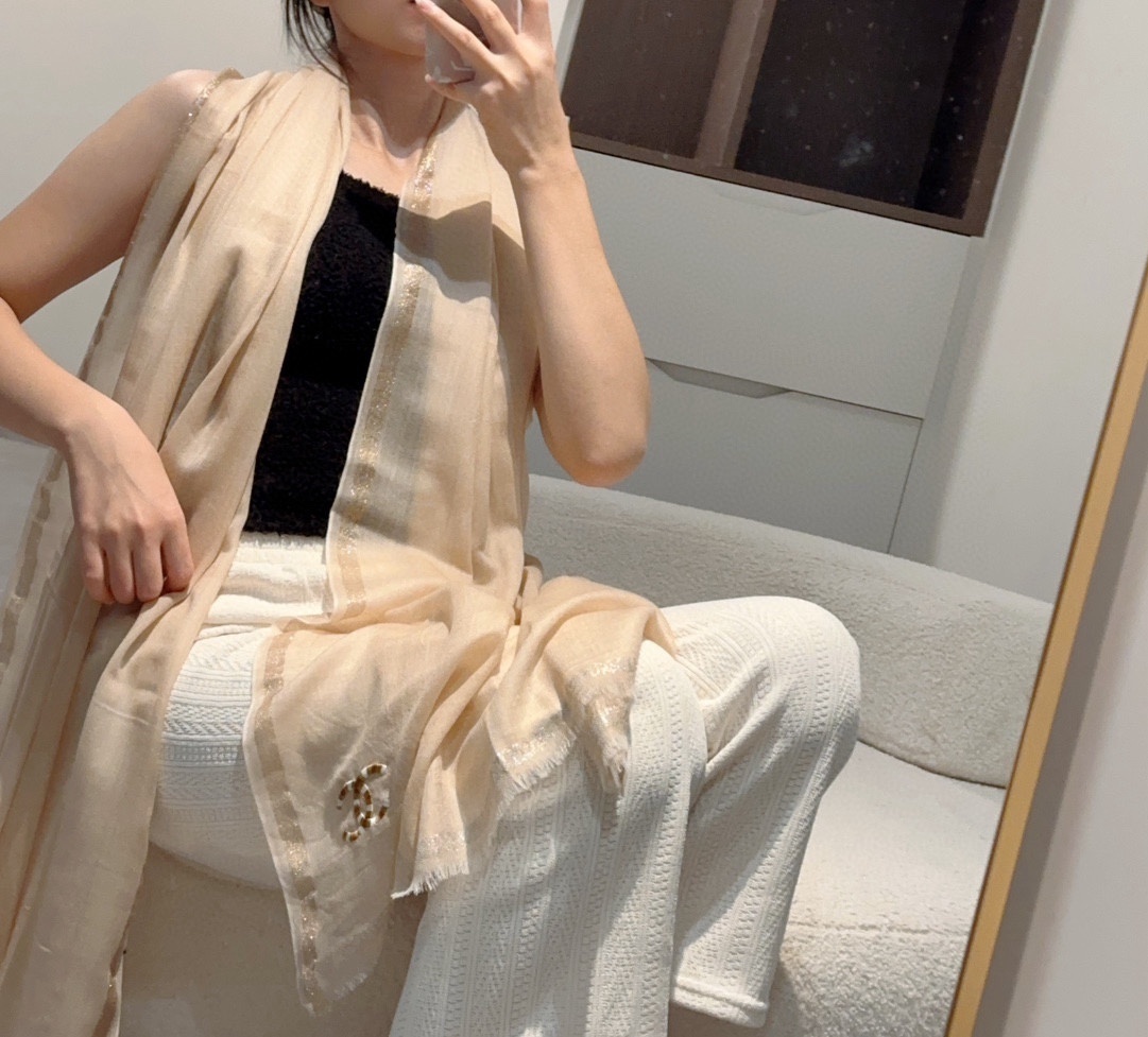 重点推荐!!!高级舒适时髦气质相信我的就收吧!香奈儿这款触动内心的柔美围巾无法模仿的颜色和气质!!!围巾