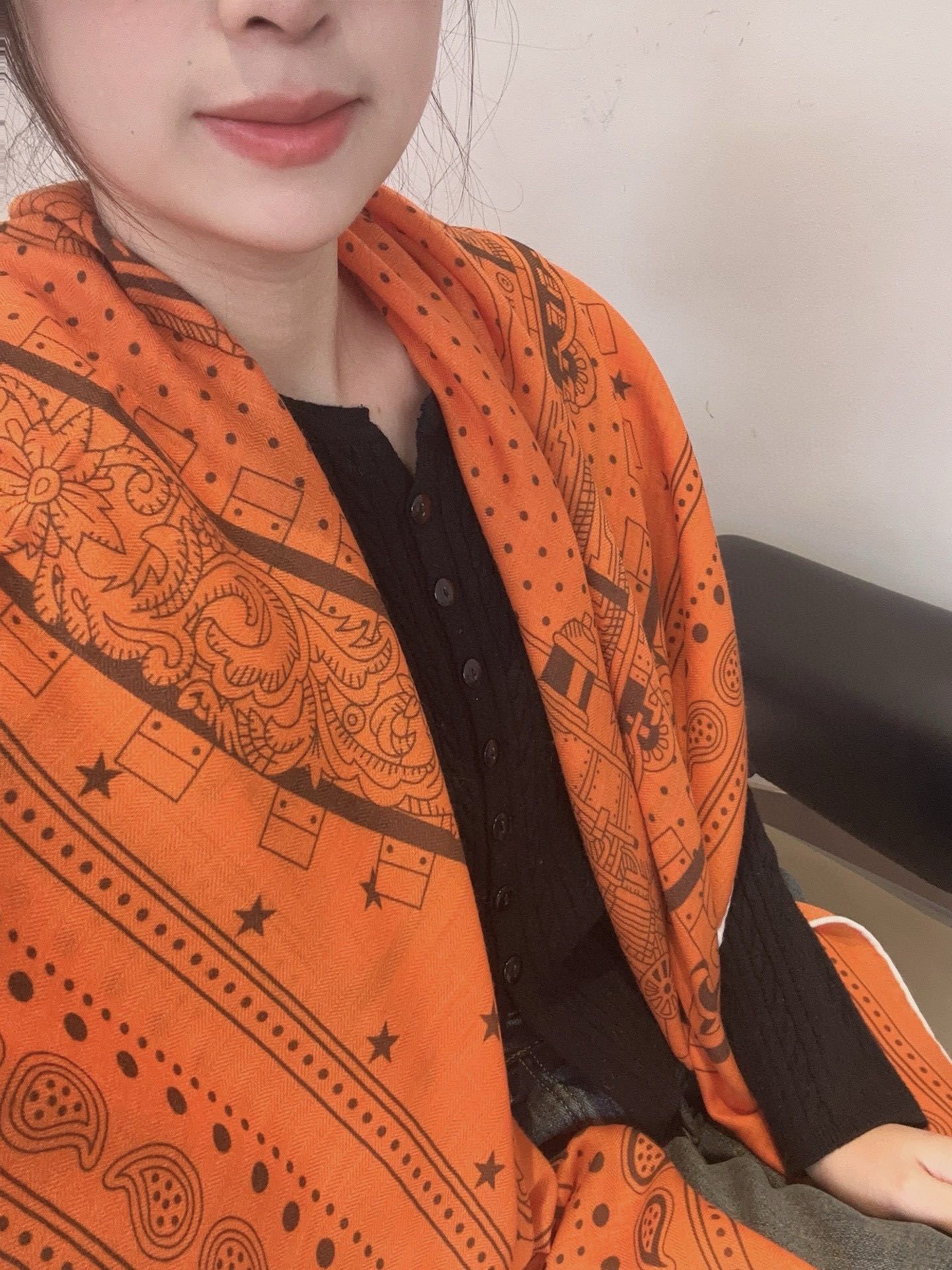 NO:188253,I bought a new cashmere model and recommend cashmere square scarf. The top craftsmanship is super value. Love/Muss counter hot products have three-dimensional presentation patterns and patterns. The real grade is very high. Special craftsmanship is stunningly developed and developed. Special cutting-edge technology is loved by Bai Fumei. Whether it is the quality, style, price, they scream. Super high cost performance, absolutely worth buying. Size 140cm*140cm, 70 cashmere silk high-version scarf, high-version scarf, real silk19860909羊绒新款买了都说好看推荐羊绒方巾,顶级工艺超值爱/马仕专柜爆款立体呈现图案纹路实物档次极高特殊工艺高端研发惊艳问世特殊尖端工艺处理受到白富美的喜欢 无论是品质 款式 价格都令大牌控的她们尖叫 超高性价比 绝对值得入手尺寸140cm*140cm,70羊绒真丝高版本围巾,高版本围巾,real silk,scarf