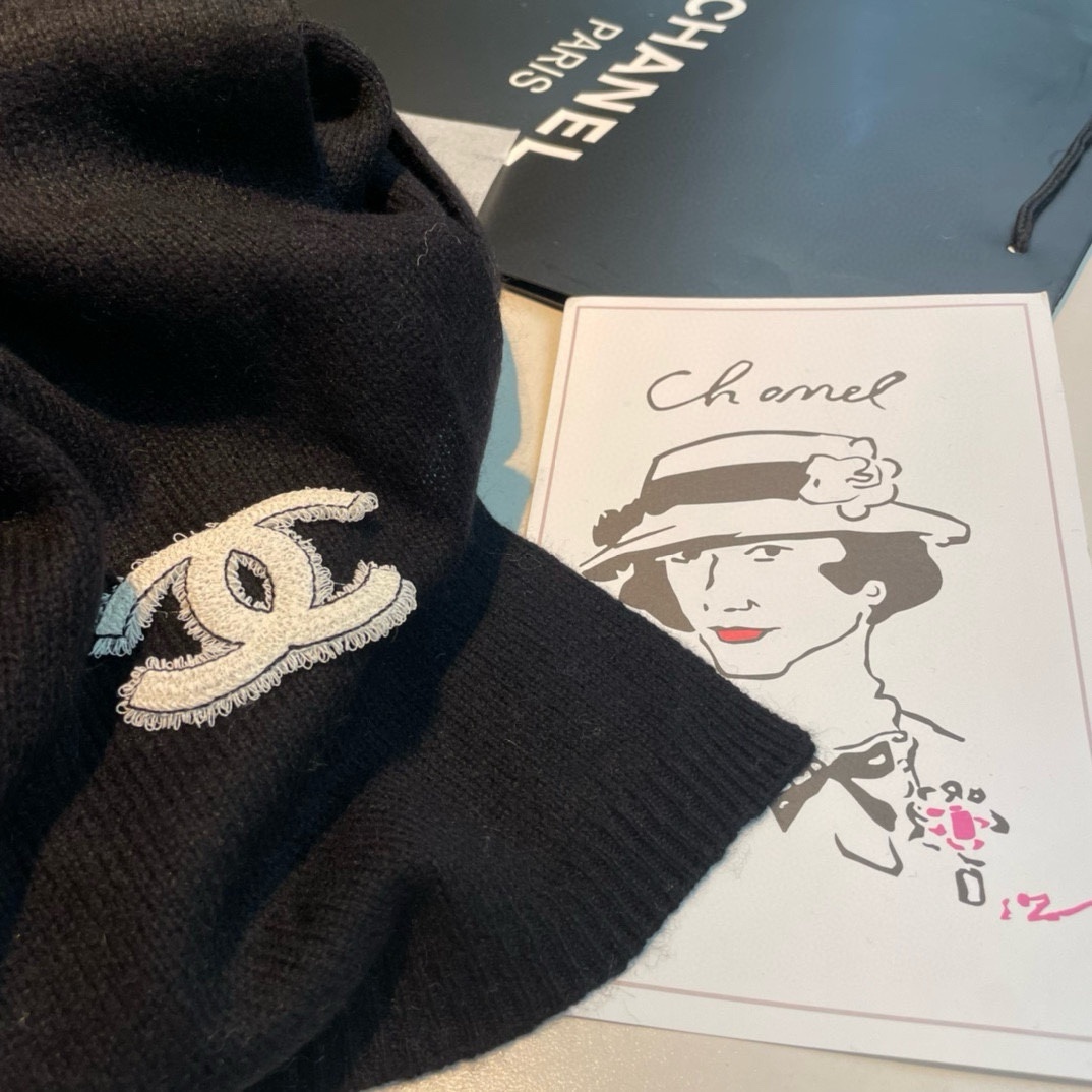 强烈重磅推荐!!!质感好货怒吼福利推荐款️Chanel主打的羊绒围巾非常难得!!这个围巾最大的感触就是: